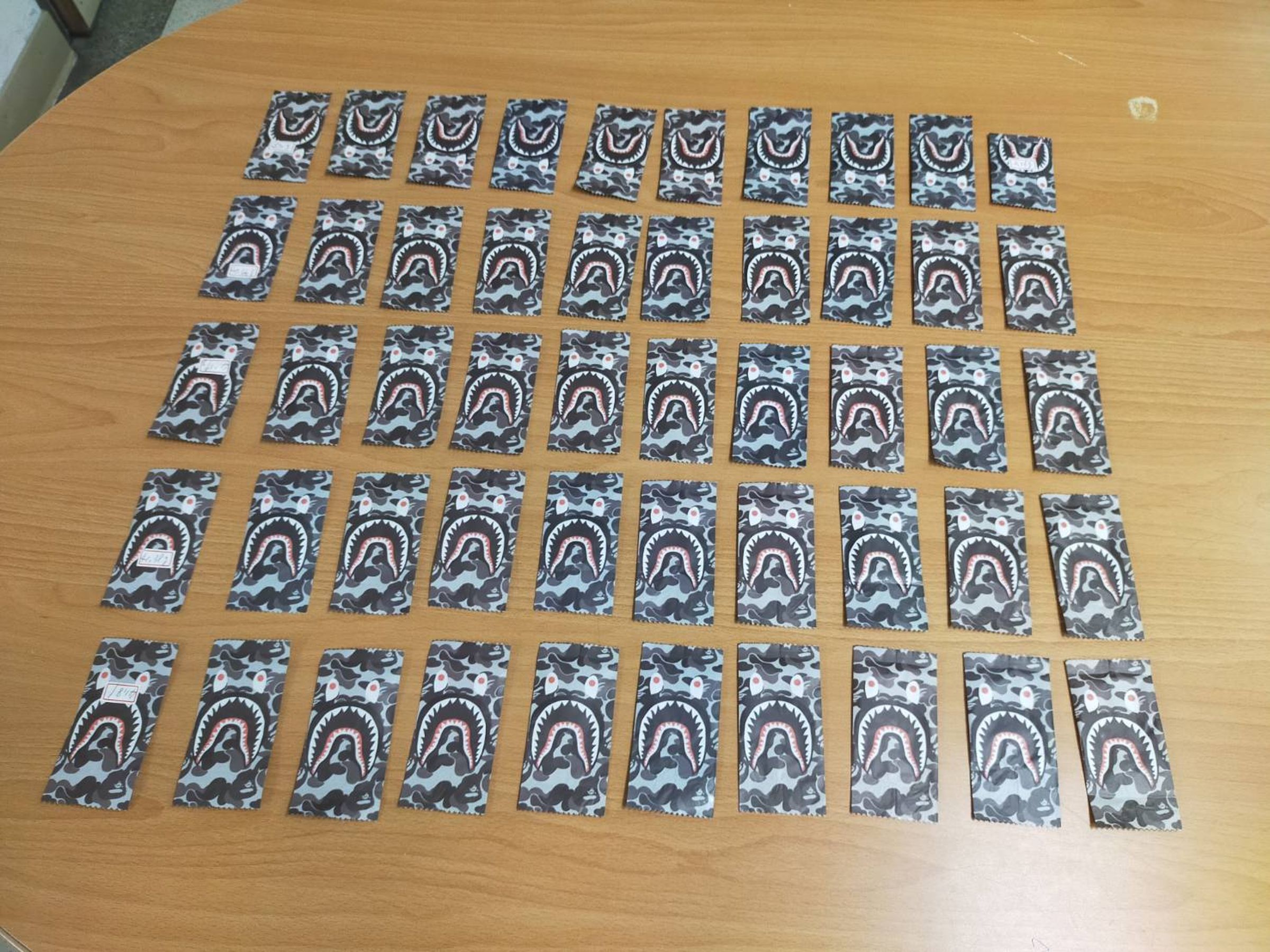 警方查扣50包毒咖啡包。(翻攝畫面)