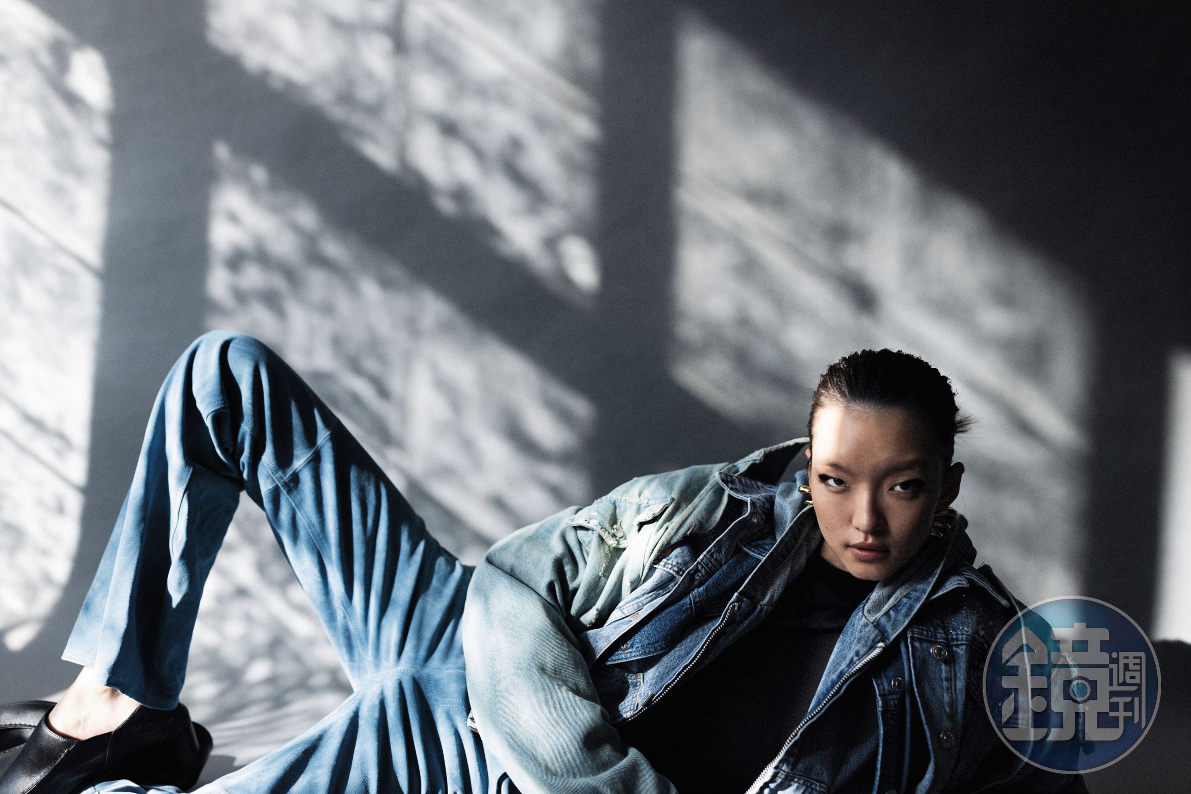 丹寧外套（外層） NT$1,990 by ZARA；丹寧外套（中層） NT$11,690 by maje；丹寧外套（裡層） 價格店洽 by LOEWE；內搭黑色緊身上衣 NT$21,700 by BALENCIAGA；麂皮丹寧長褲 價格店洽 by Chloé；黑色皮鞋 NT$30,000 by BALENCIAGA；金色耳環 NT$650 by ZARA。