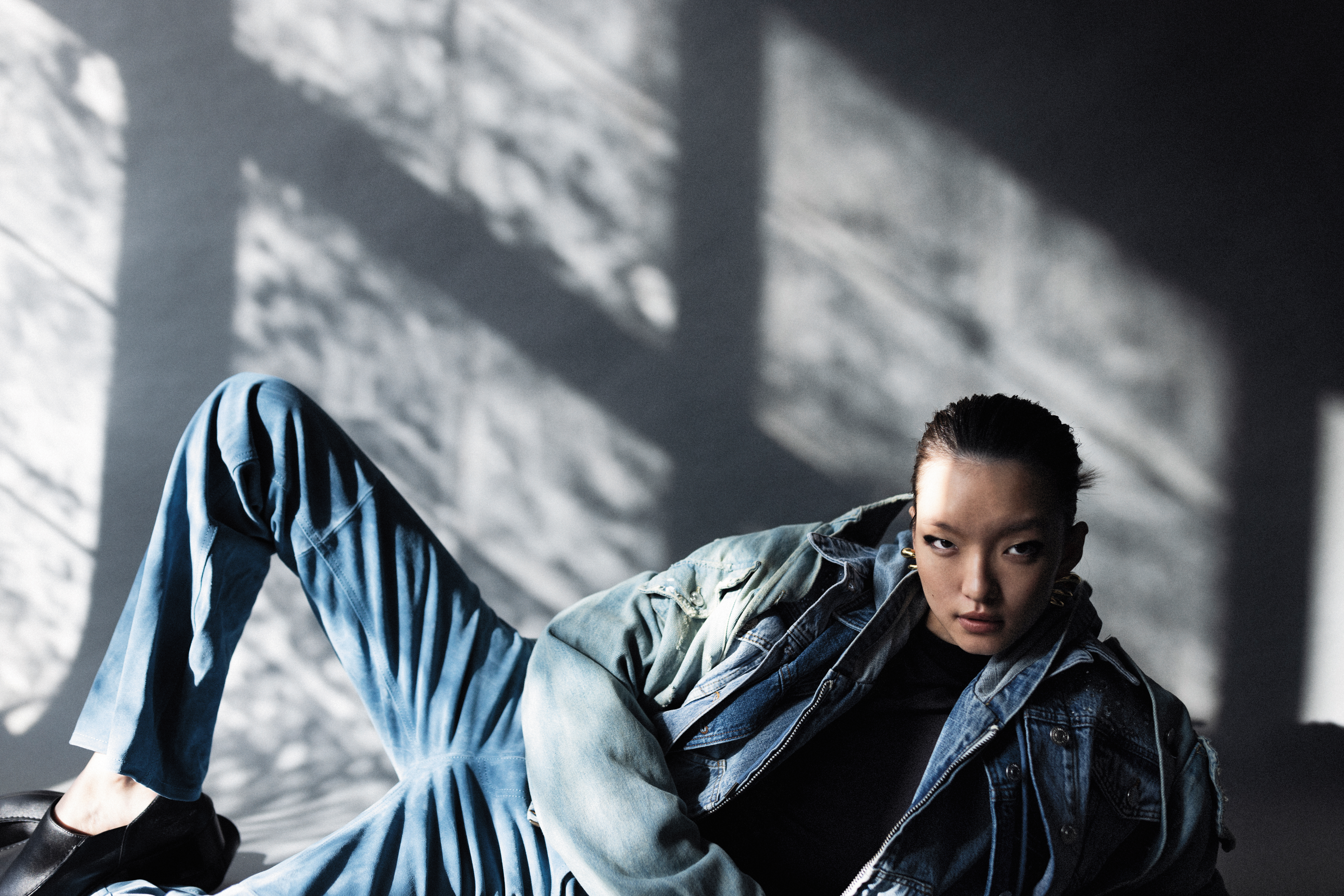 丹寧外套（外層） NT$1,990 by ZARA；丹寧外套（中層） NT$11,690 by maje；丹寧外套（裡層） 價格店洽 by LOEWE；內搭黑色緊身上衣 NT$21,700 by BALENCIAGA；麂皮丹寧長褲 價格店洽 by Chloé；黑色皮鞋 NT$30,000 by BALENCIAGA；金色耳環 NT$650 by ZARA。