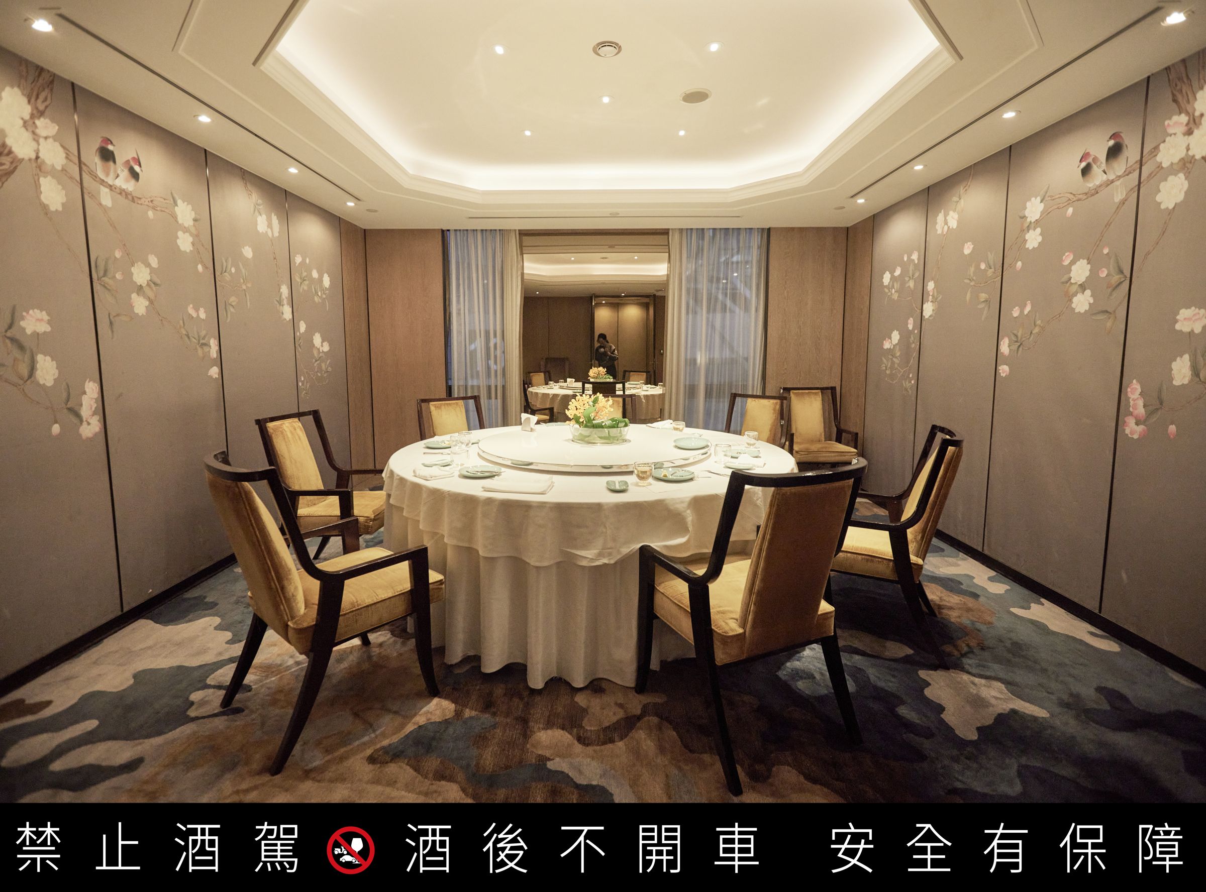 除了一般用餐區外,亦提供「雲翔」、「錦絹」、「春雨」、「月涵」、「映紅」、「豐荷」、「禧悅」等七間私人宴會包廂,從四至六人的小聚到廿人盛宴之空間選擇。