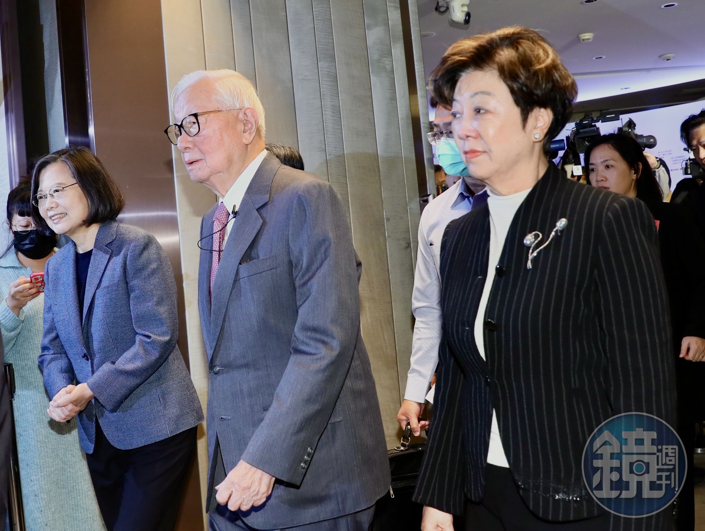 蔡英文出席張忠謀新書發表會,和張忠謀、張淑芬夫妻同台。