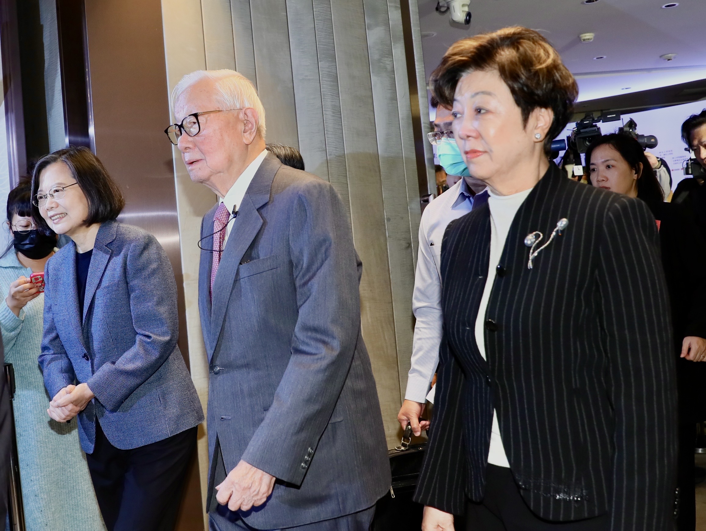 蔡英文出席張忠謀新書發表會，和張忠謀、張淑芬夫妻同台。