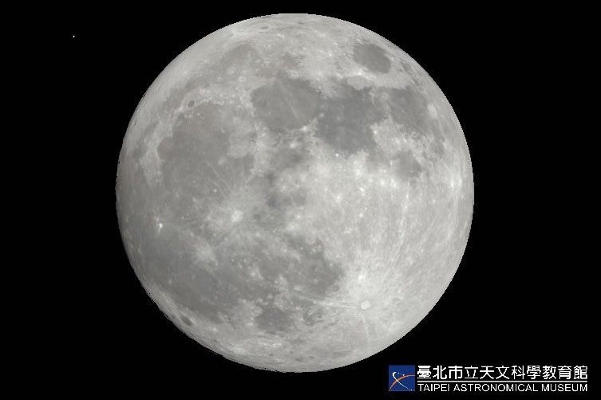 今年中秋賞月相當有看頭。(台北市立天文科學教育館)