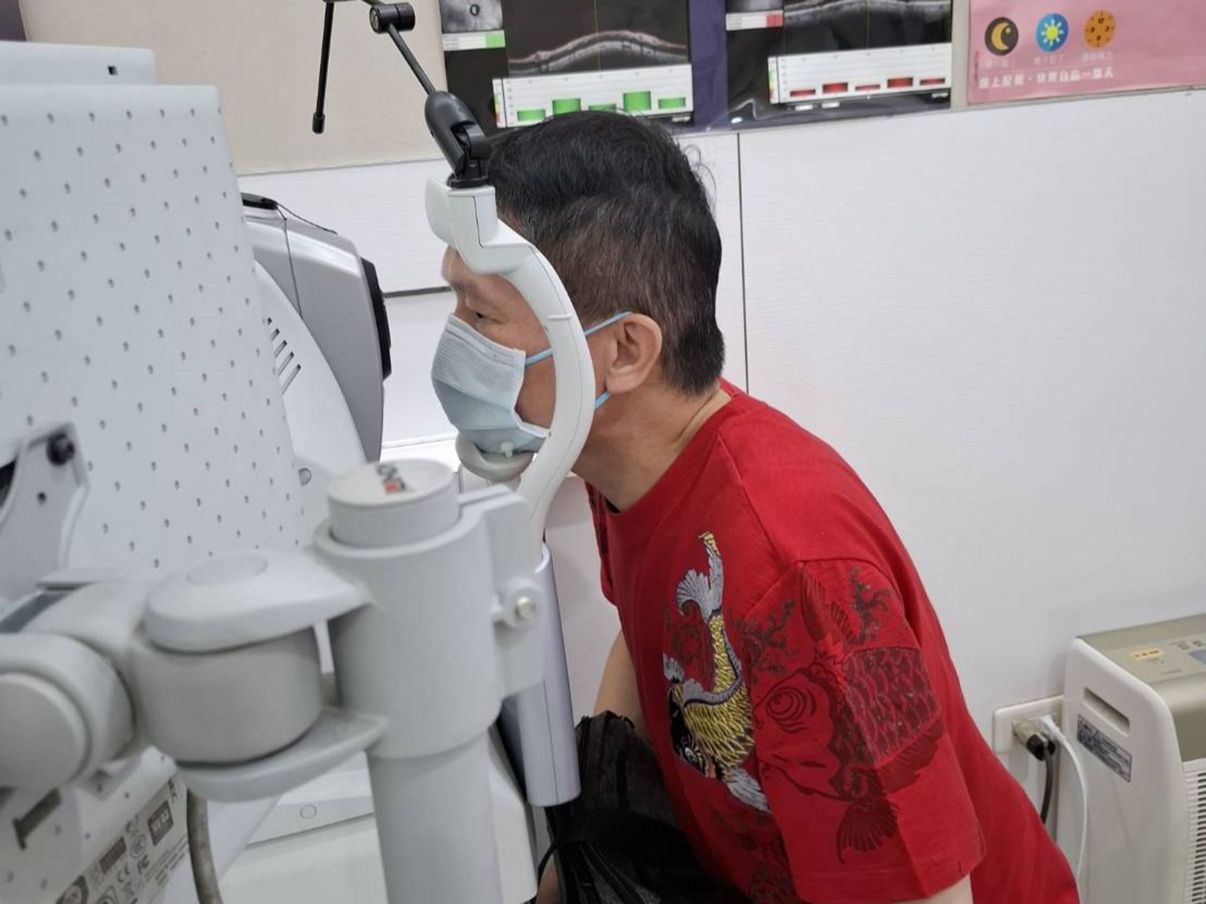 秦楊先前透露,父親節當天起床就失明,目前恢復不到5成。(秦楊提供)