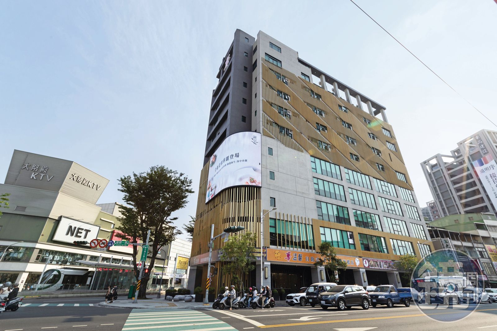 選位也是享溫馨優勢關鍵之一，位於高雄市建國一路的旗艦店，鄰近捷運橘線五塊厝站，匯聚車流與人流，且吸引銀髮族。