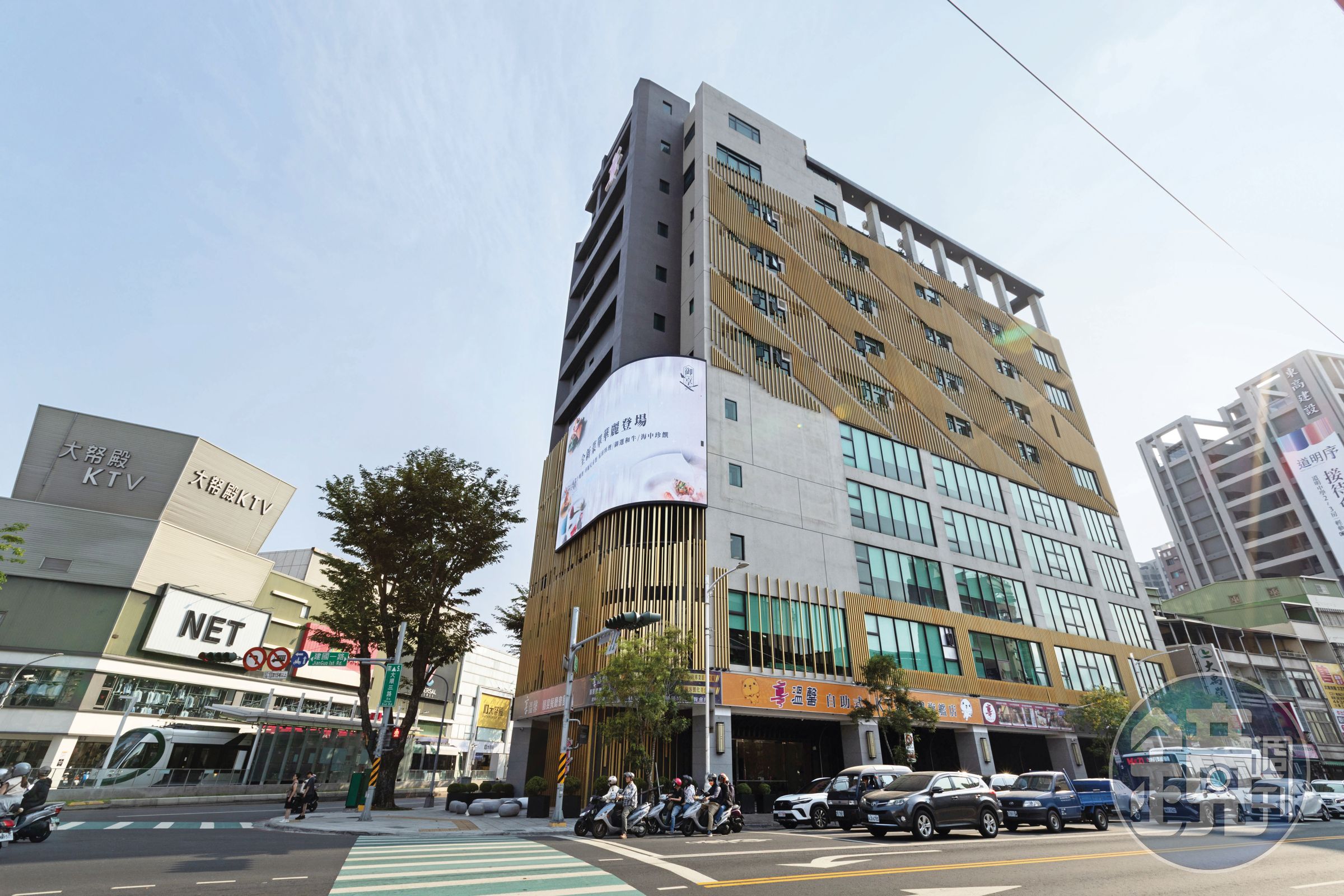 選位也是享溫馨優勢關鍵之一,位於高雄市建國一路的旗艦店,鄰近捷運橘線五塊厝站,匯聚車流與人流,且吸引銀髮族。