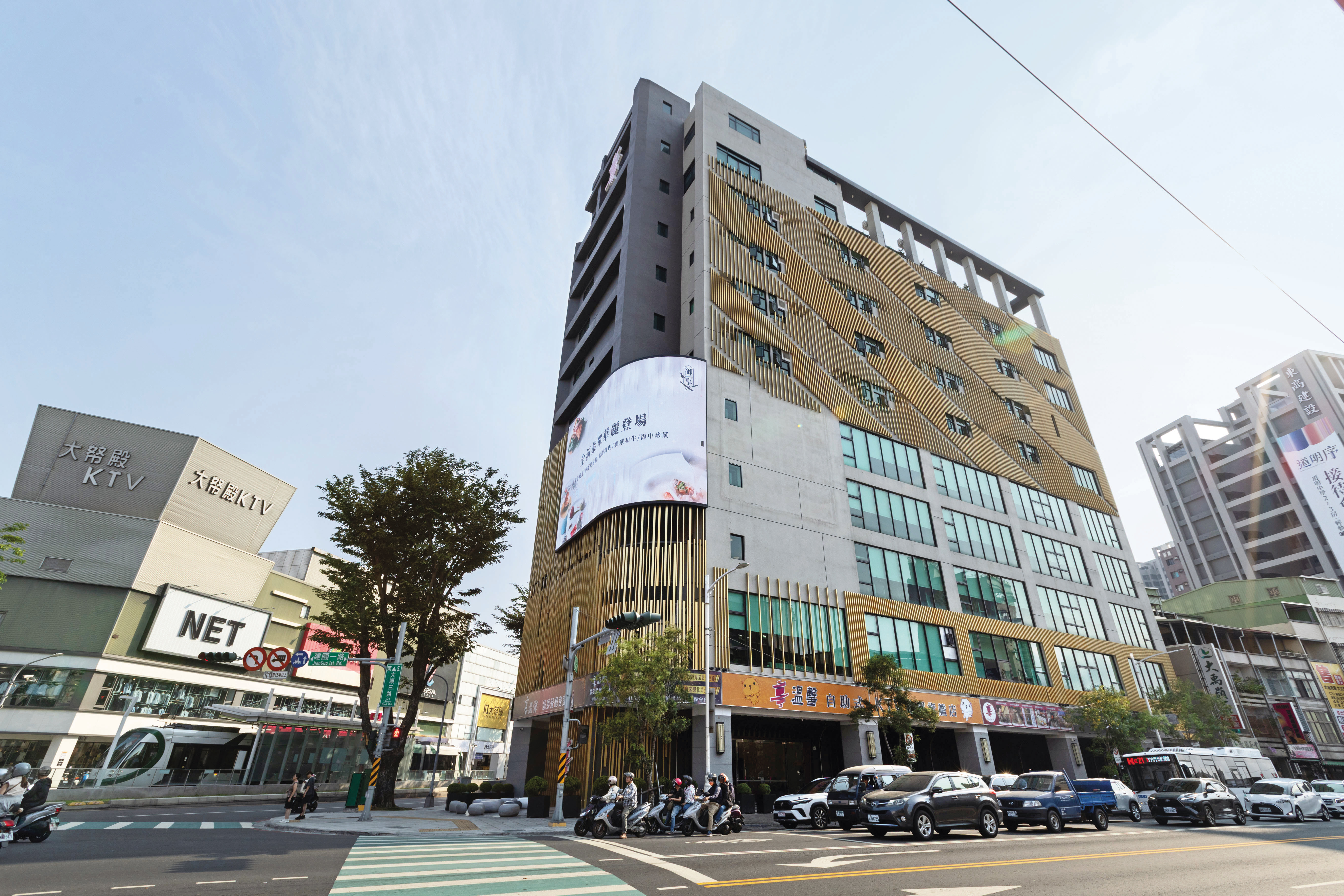 選位也是享溫馨優勢關鍵之一，位於高雄市建國一路的旗艦店，鄰近捷運橘線五塊厝站，匯聚車流與人流，且吸引銀髮族。