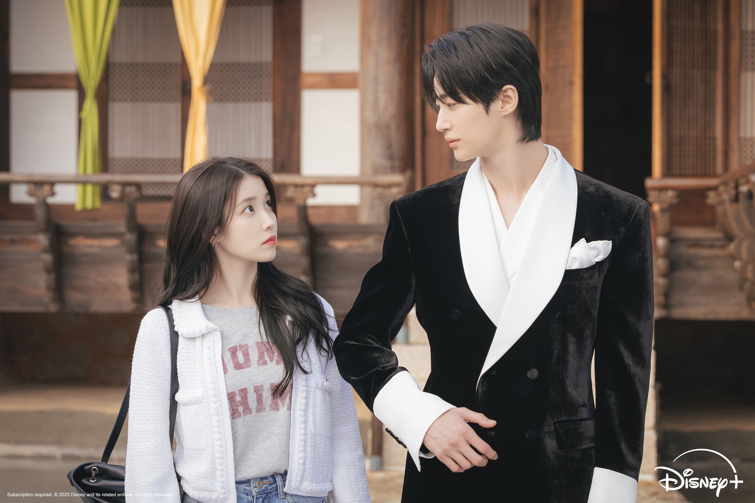 邊佑錫與IU主演《21世紀大君夫人》,上演契約婚姻與宮廷權謀戀情。(Disney+提供)