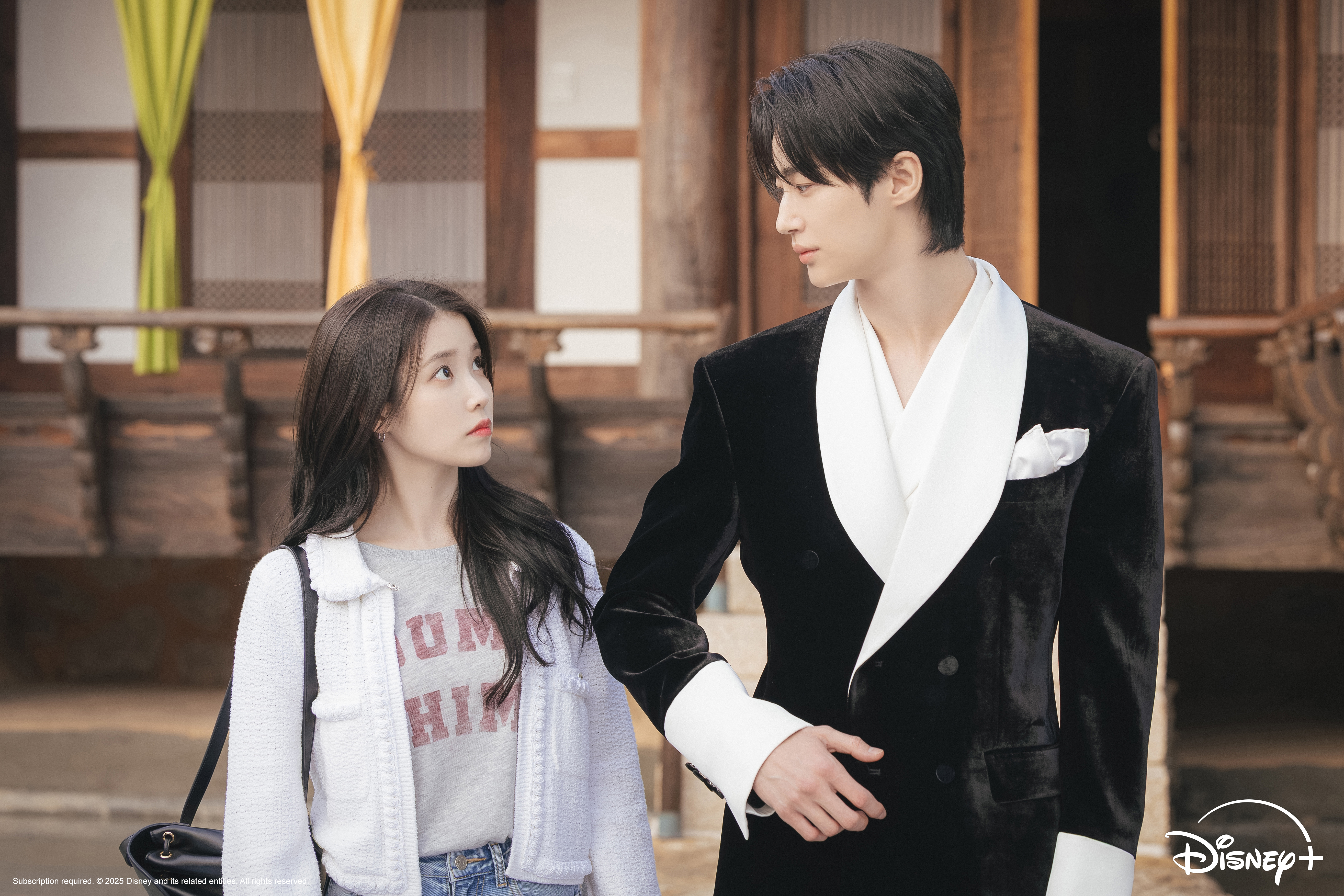 邊佑錫與IU主演《21世紀大君夫人》，上演契約婚姻與宮廷權謀戀情。（Disney+提供）