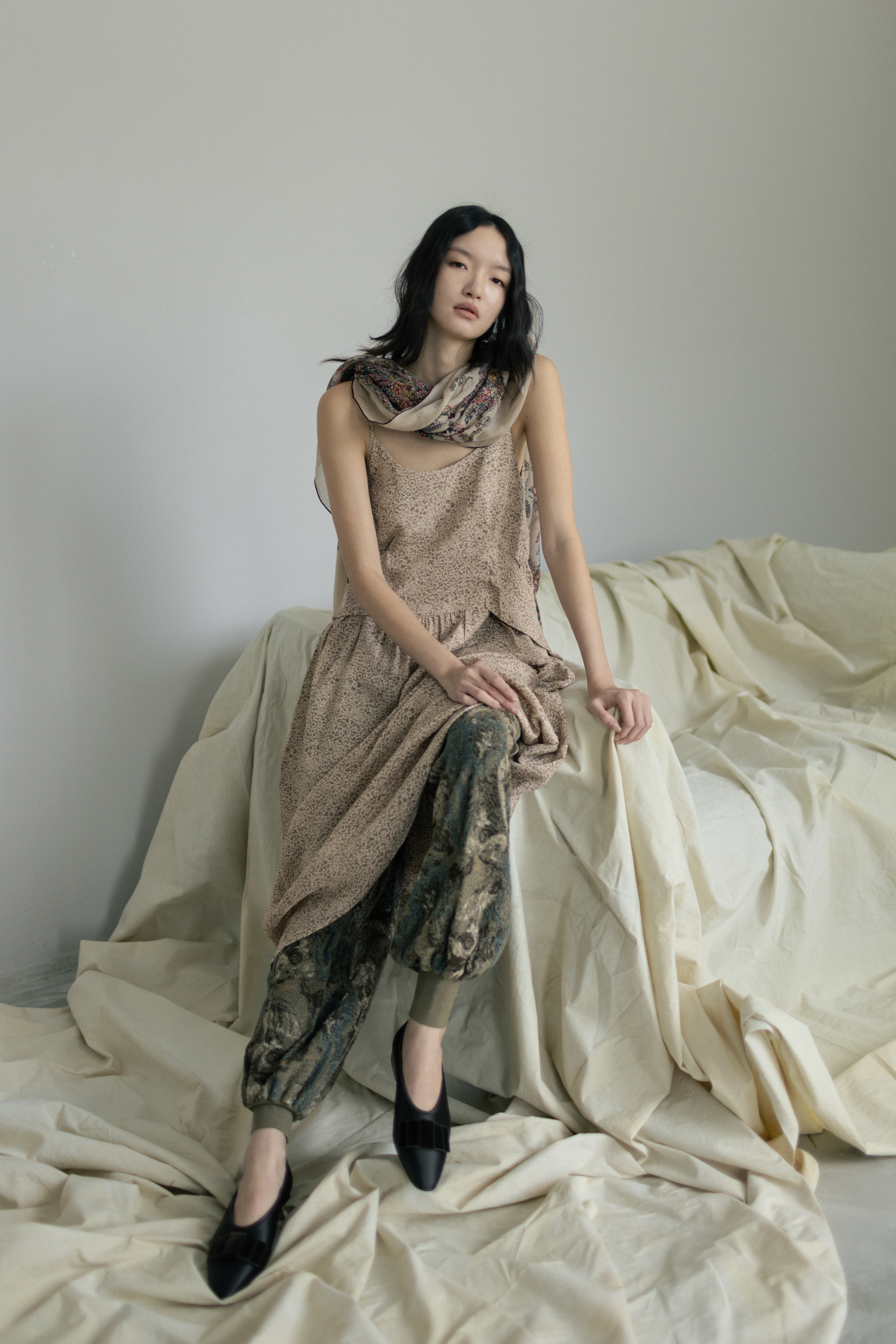 Brianne連身裙 價格店洽;Begonia長褲 價格店洽;Hennie芭蕾平底鞋 NT$36,900;Arabella Garden披肩 價格店洽 all by Loro Piana。
