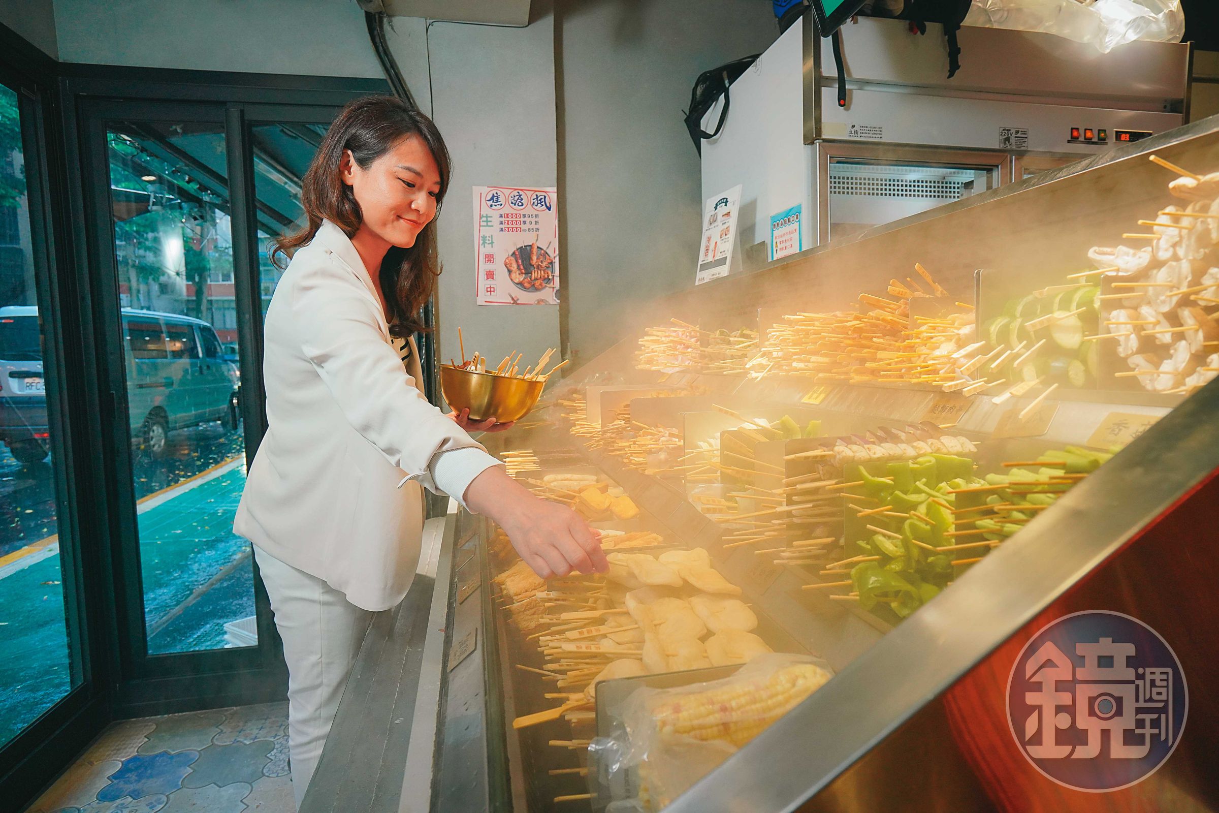 改成內用店形式後，進一步提升食材的保鮮與保潔度。陳妍霖說，現階段準備60樣食材供挑選，客人能入座舒適享受美食，客單價一舉拉高到380元。