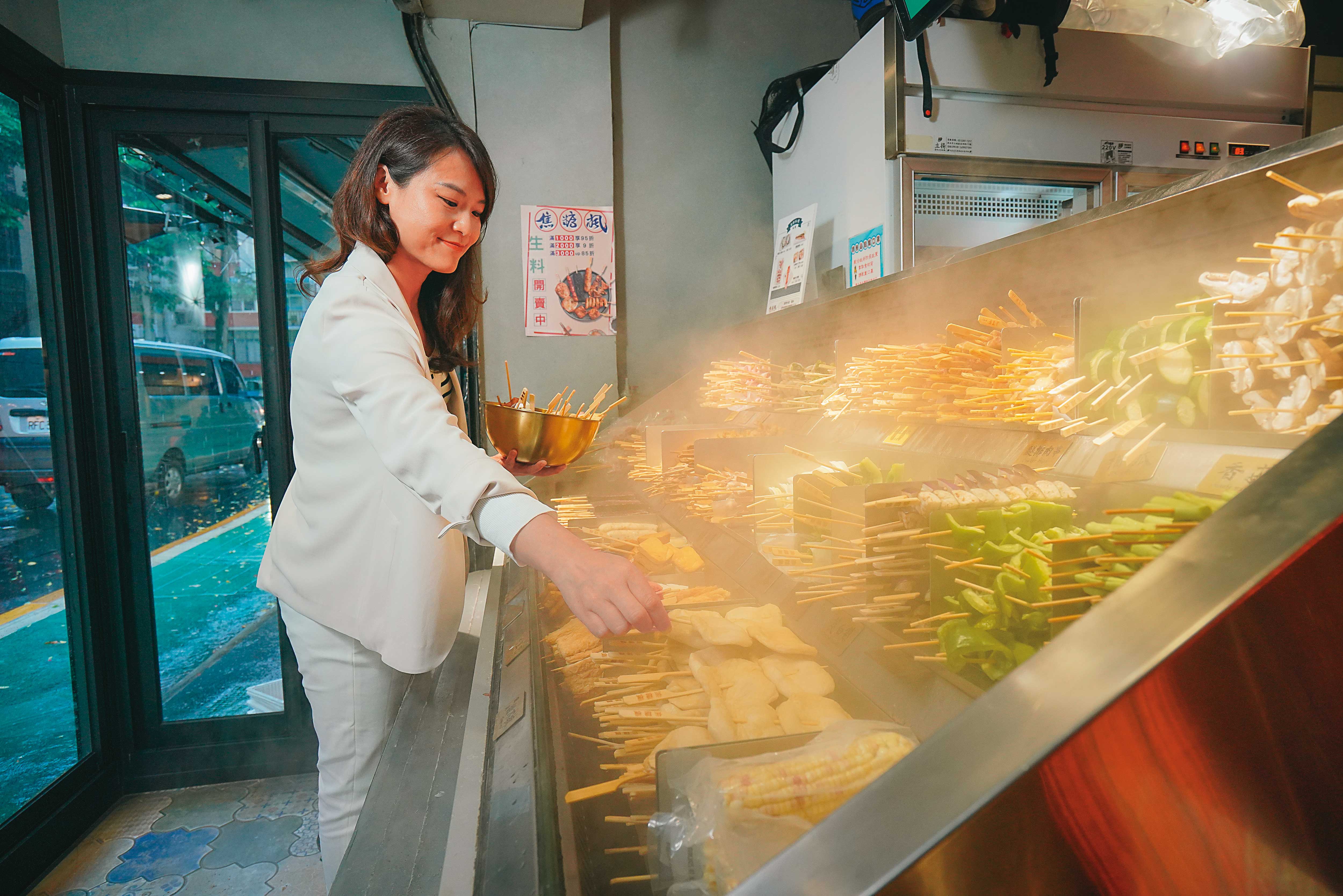 改成內用店形式後，進一步提升食材的保鮮與保潔度。陳妍霖說，現階段準備60樣食材供挑選，客人能入座舒適享受美食，客單價一舉拉高到380元。