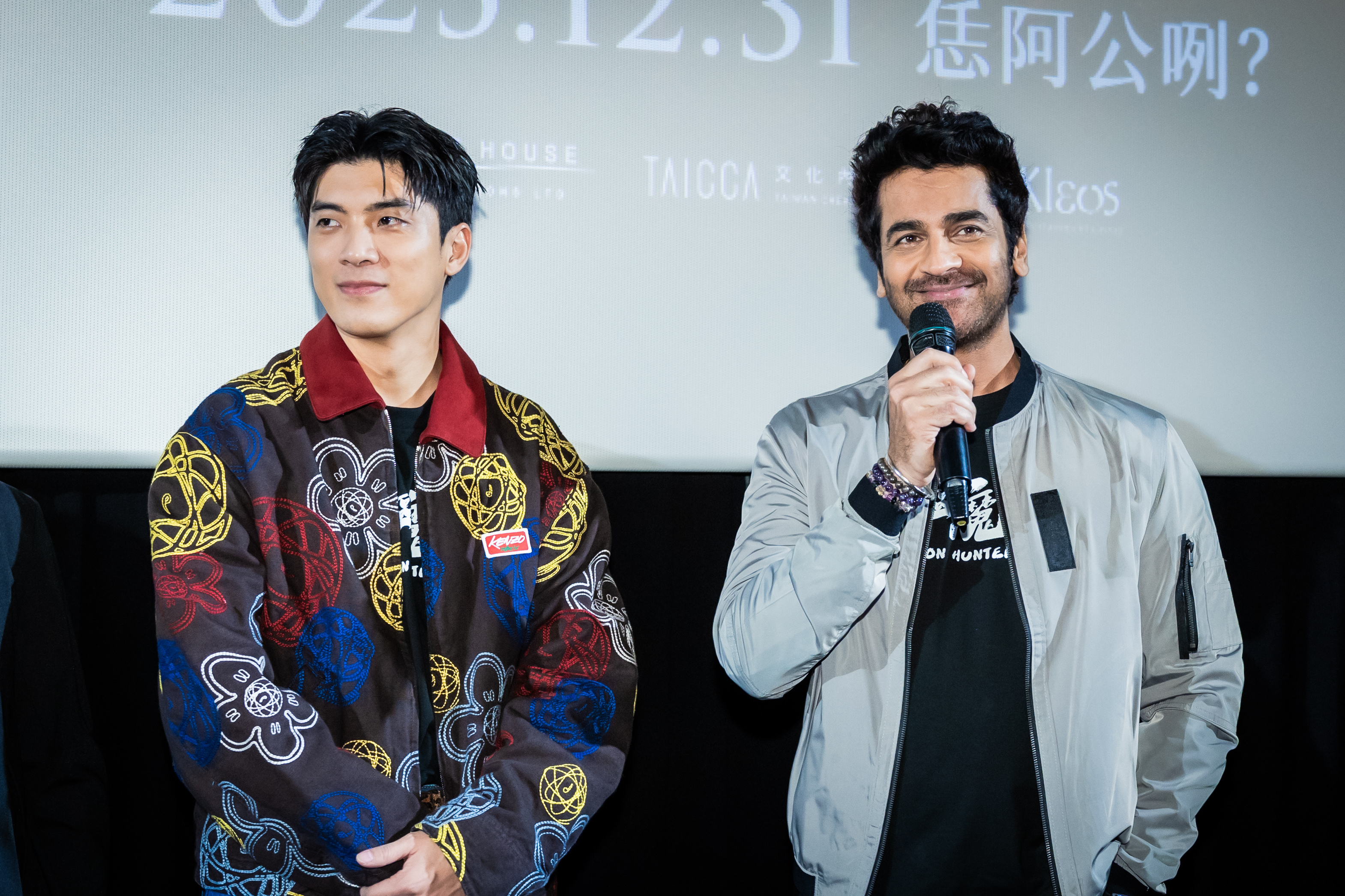 正在韓國學短期遊學的林哲熹特別返台，與印度男星阿建巴吉瓦合體宣傳《叫我驅魔男神》。(光盛影業提供)