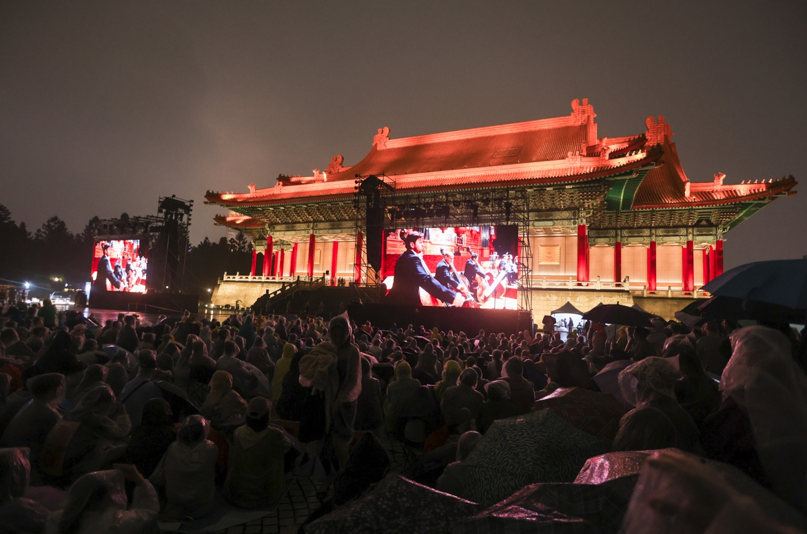 演出中一度風雨交加，戶外樂迷依舊聽得如癡如醉。（牛耳藝術提供）