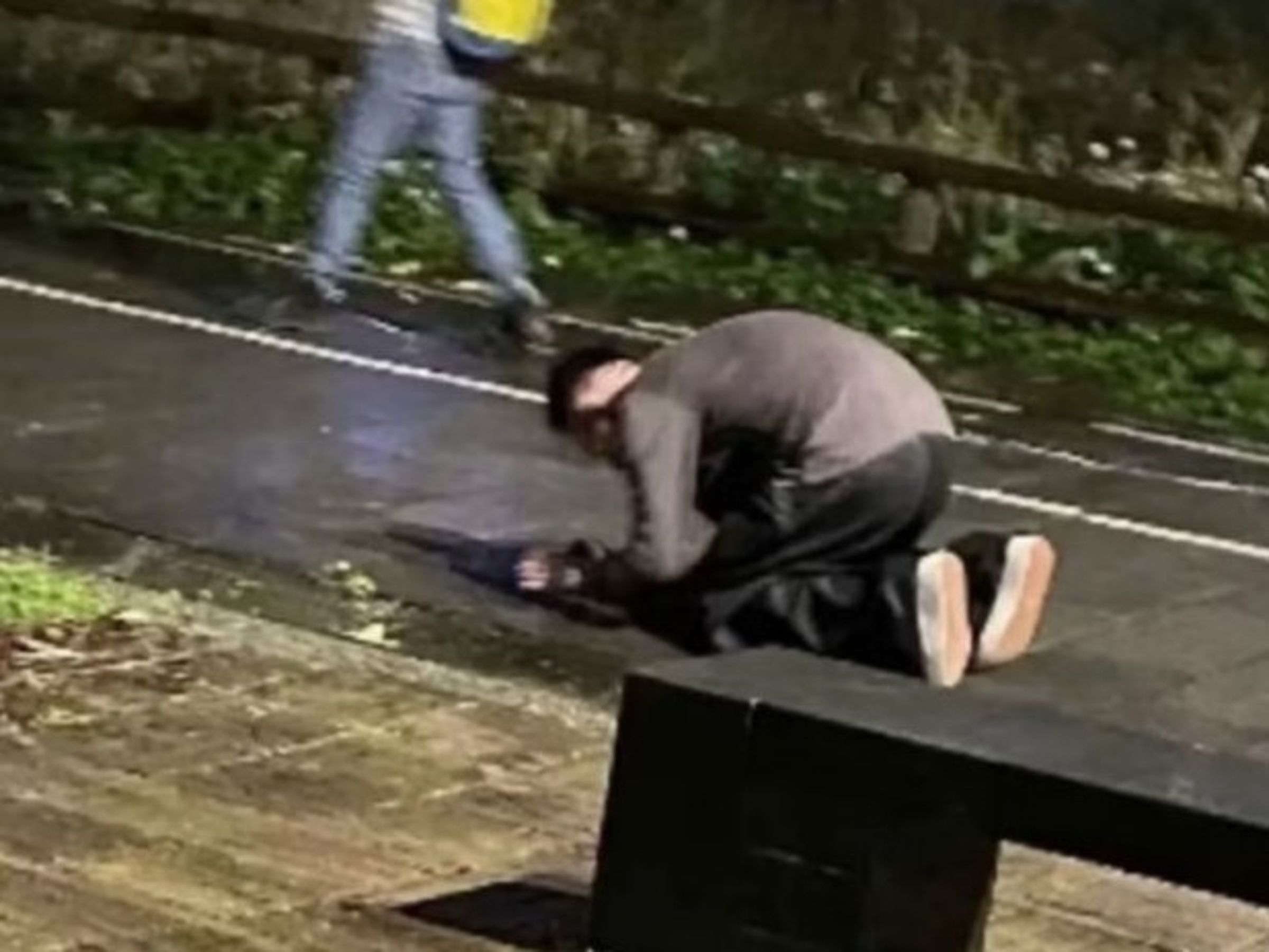 網瘋傳汪小菲雨中下跪畫面。(翻攝自微博)