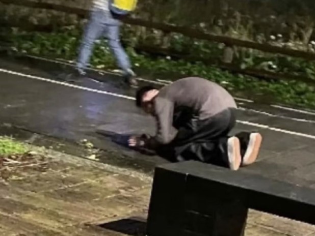 網瘋傳汪小菲雨中下跪畫面。（翻攝自微博）