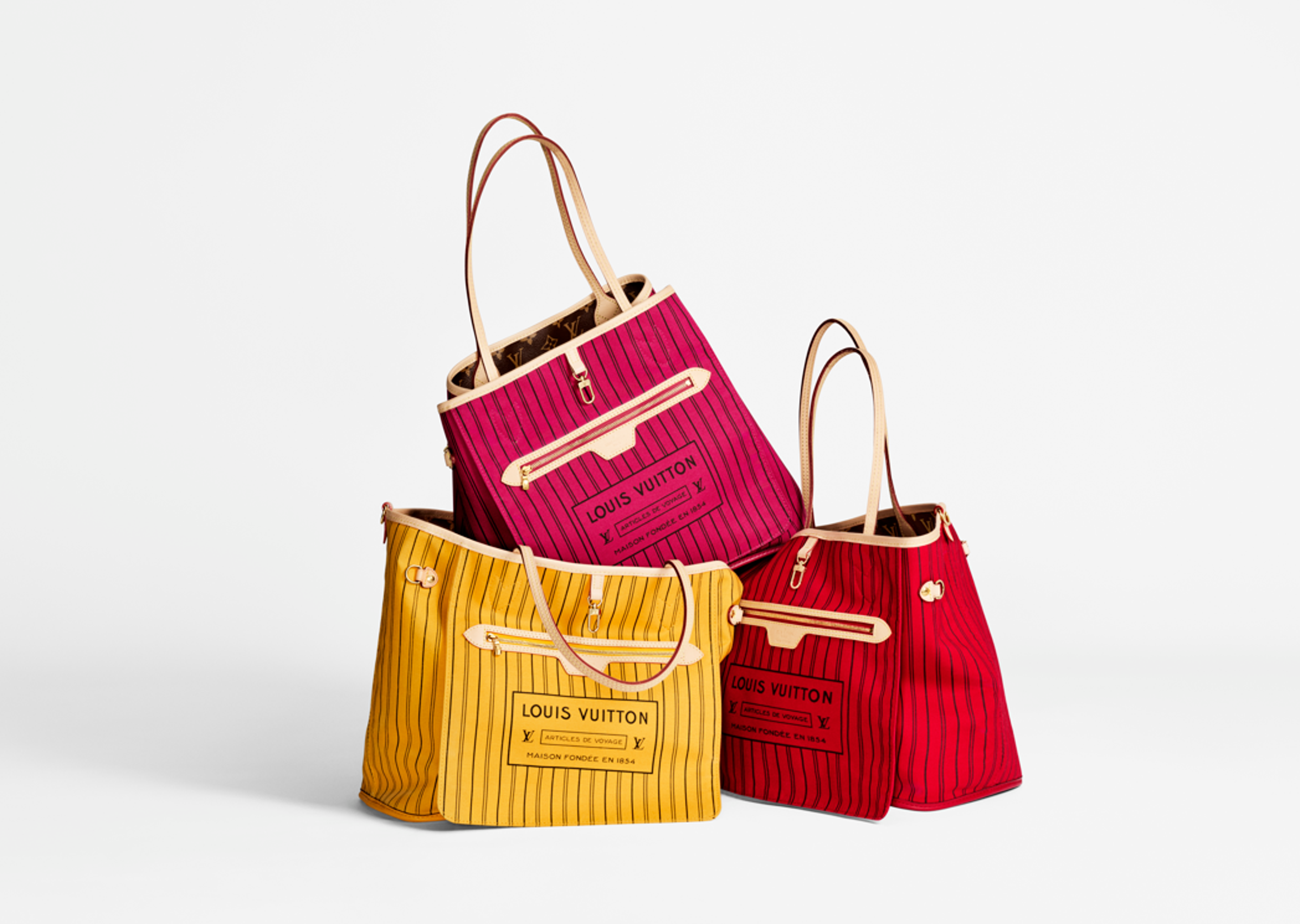 Neverfull手袋改頭換面後推出全新的Neverfull Inside Out手袋,主打正反兩面皆可使用的實用性。(路易威登提供)