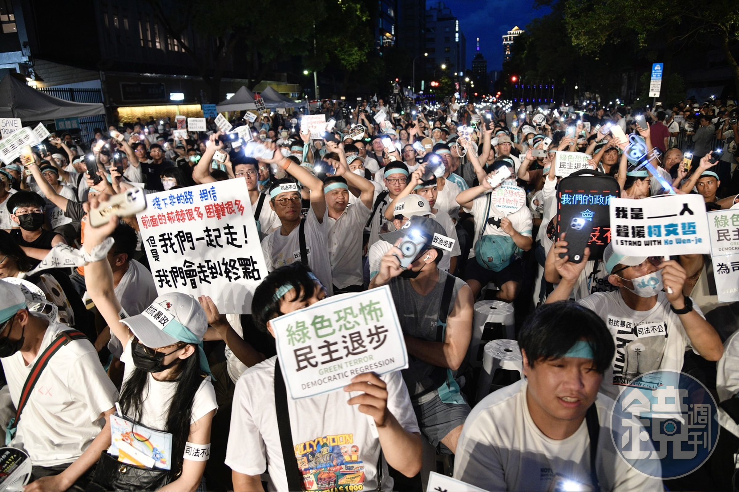 民眾黨今(8)日在立法院群賢樓外舉行公民怒吼第一站,聲援因京華城案被羈押禁見的黨主席柯文哲。