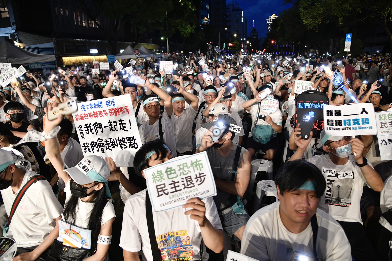 民眾黨今（8）日在立法院群賢樓外舉行公民怒吼第一站，聲援因京華城案被羈押禁見的黨主席柯文哲。