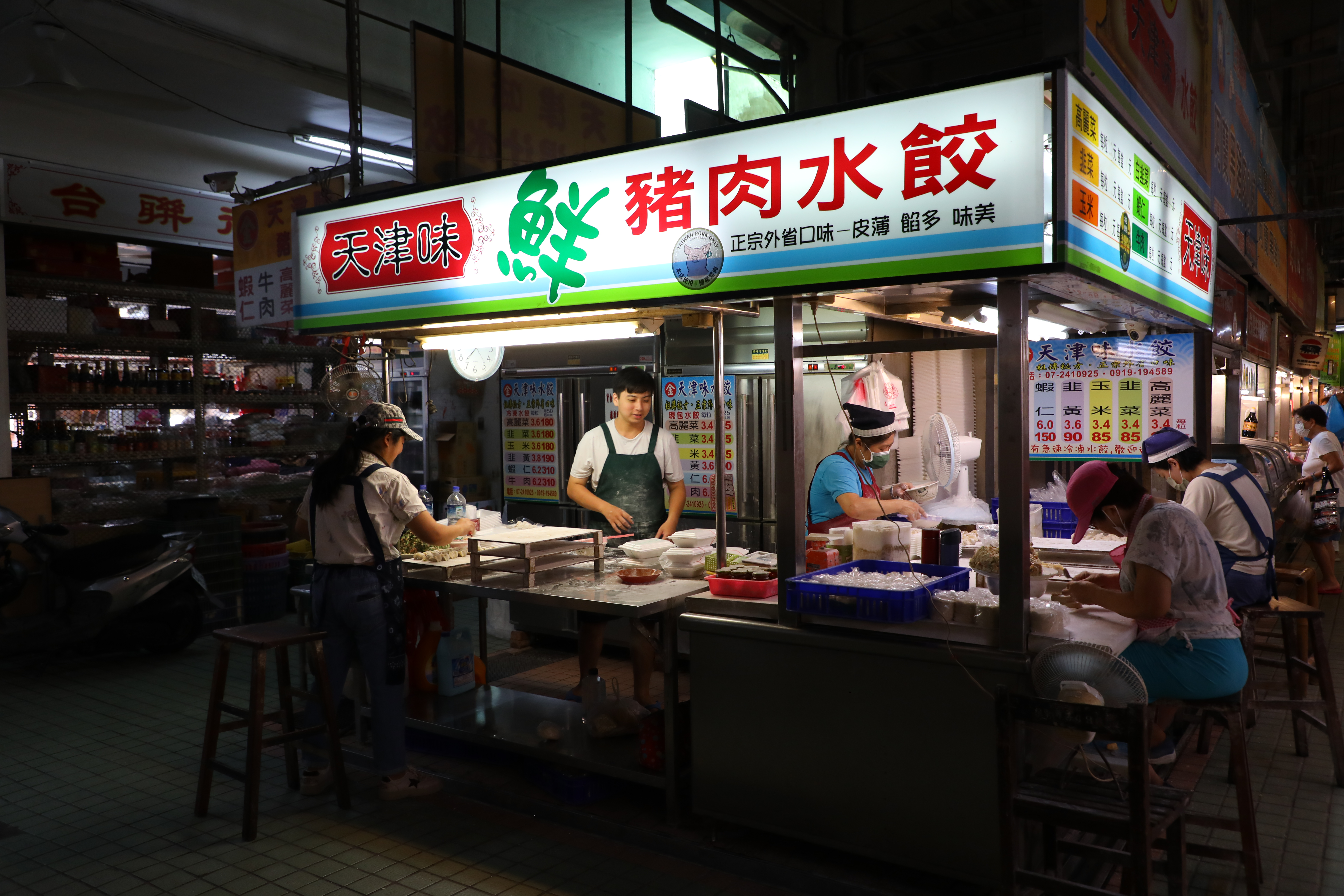 天津味水餃每天在攤子上現包水餃，全力趕工依舊供不應求。