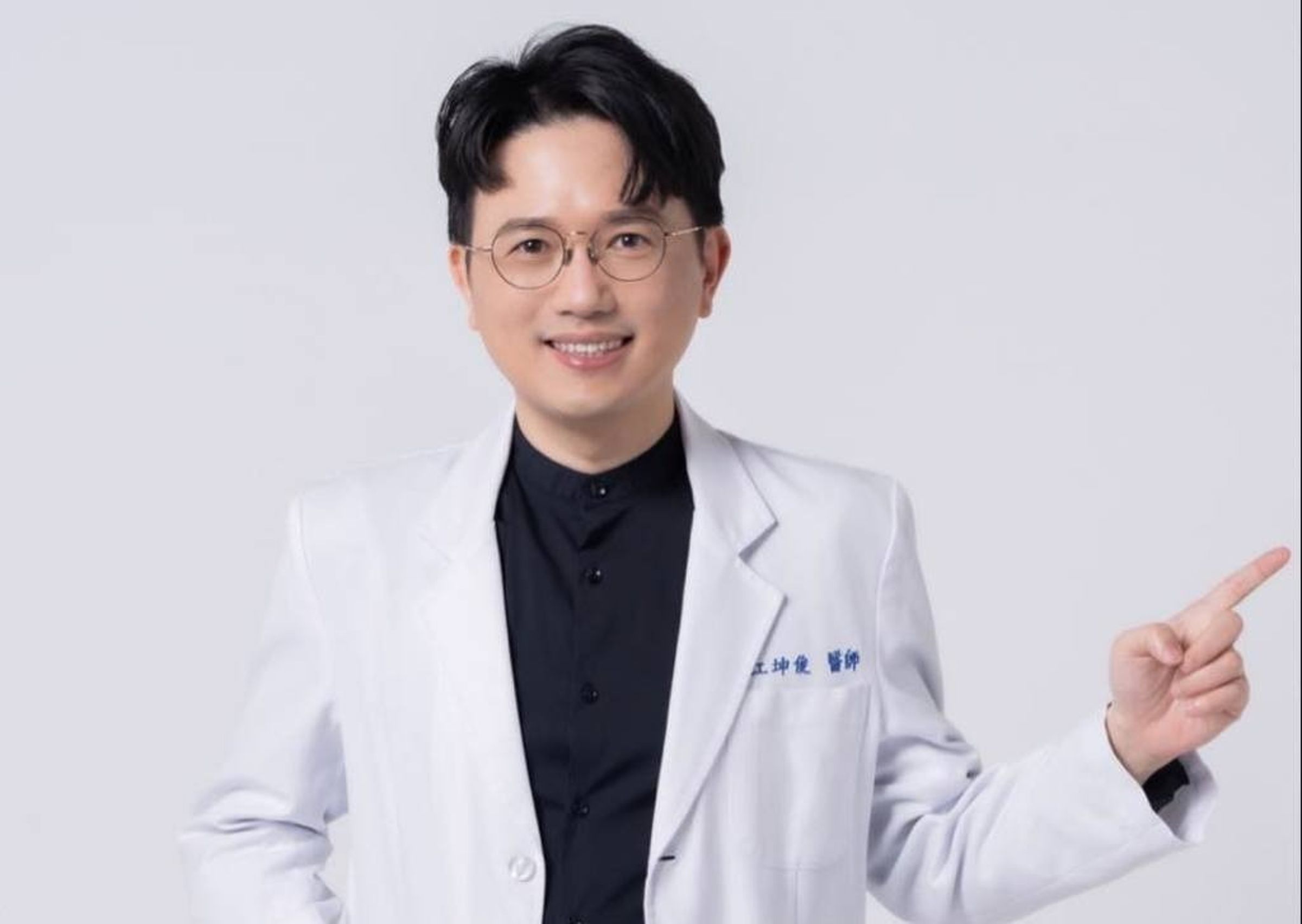 名醫江坤俊近日爆出桃色風波,如今甚至還傳出在節目上曾對同場的女營養師性騷擾。(翻攝自江坤俊臉書)