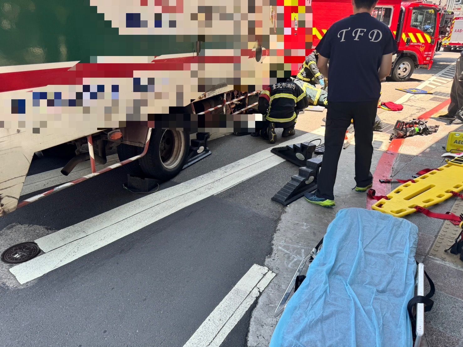 李姓婦人小跑步穿越馬路時不慎跌倒，遭右轉貨車輾斃。（翻攝畫面）