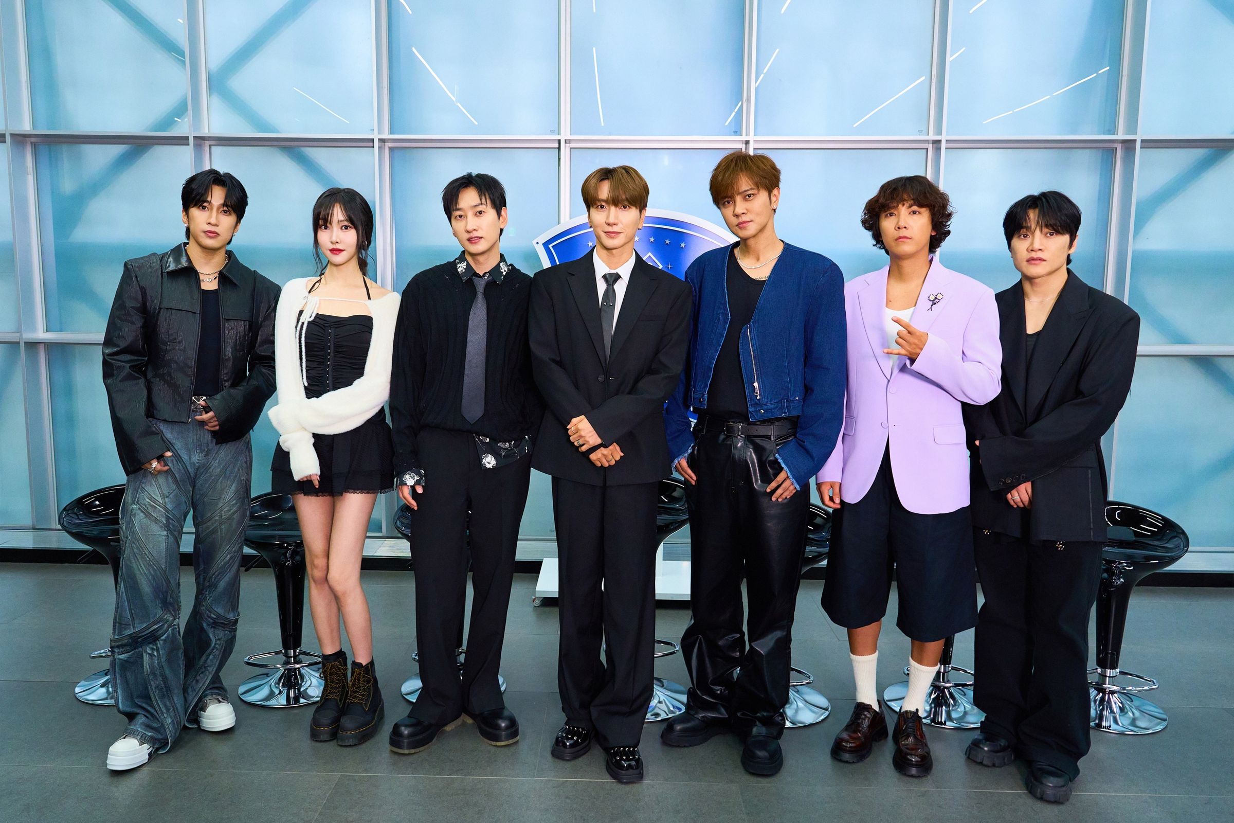 男團選秀《SCOOL》「總教官」SUPER JUNIOR利特與導師們羅志祥、婁峻碩、銀赫、YUJU、李洪基,加上舞蹈指導崔容俊一起大合照。(天空娛樂提供)