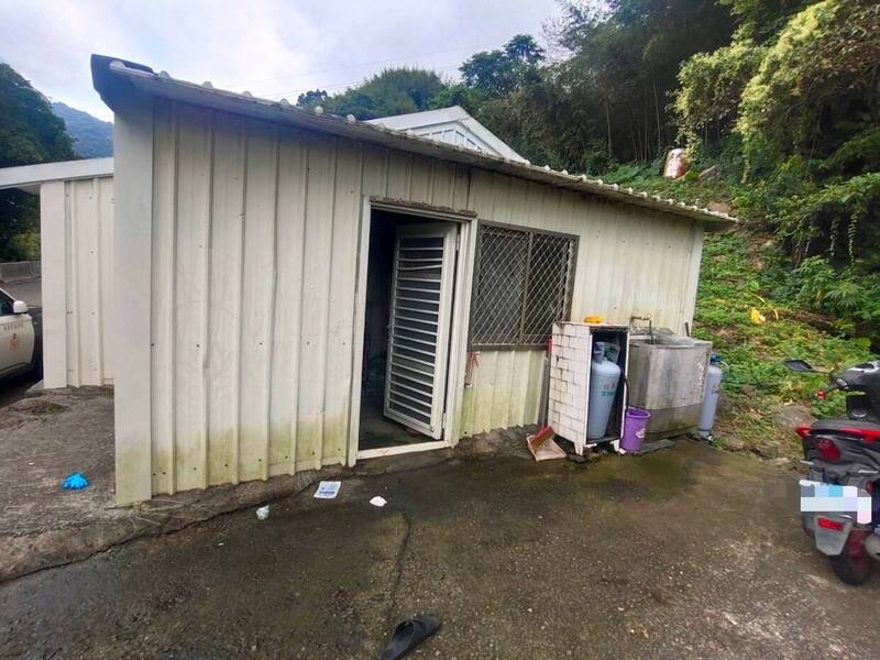 林姓原民弟弟到哥哥住處喝酒，兩人口角持刀與自製獵槍對峙，子彈擊中弟弟小腿。警方提供）