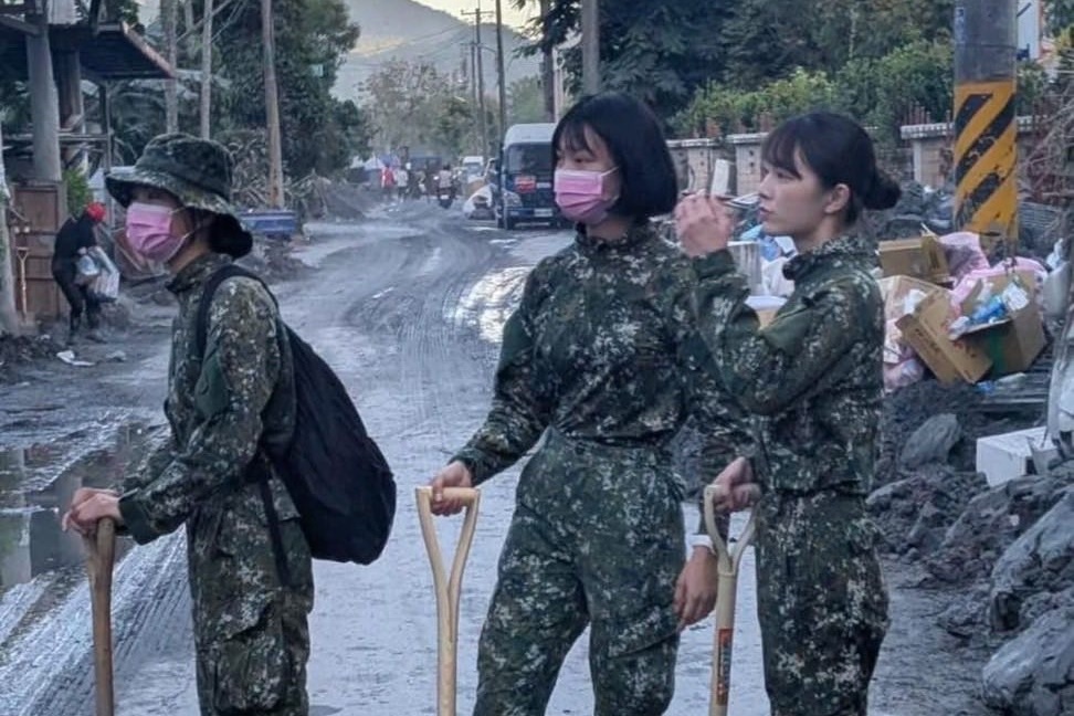 國軍3名女兵利用休假自發到花蓮光協助災民。（翻攝自臉書「靠北長官2020」）