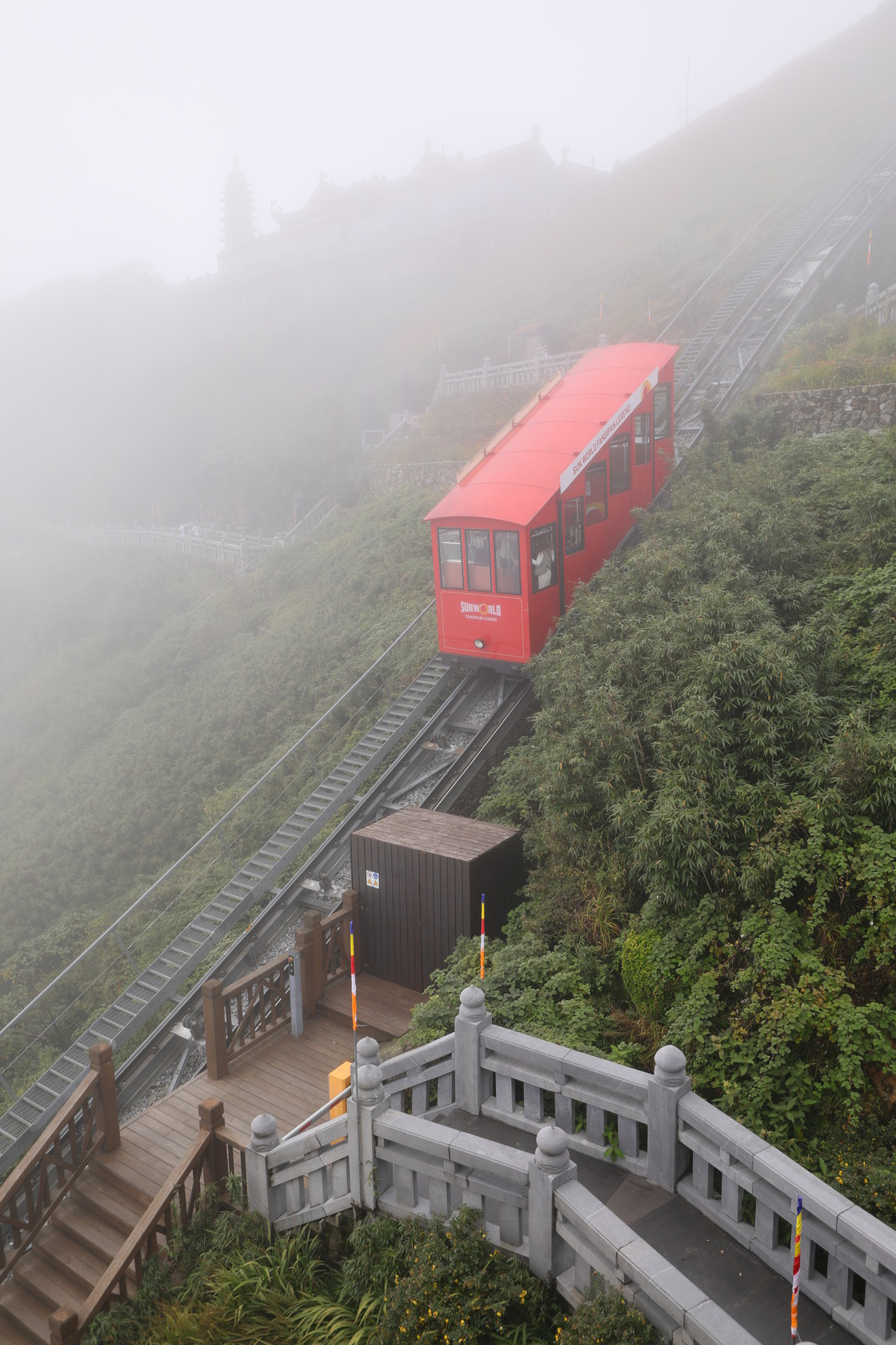 最後是在番西邦纜車站,可直接搭上另一個登山列車,直上最高峰,也可以選擇步行前往。