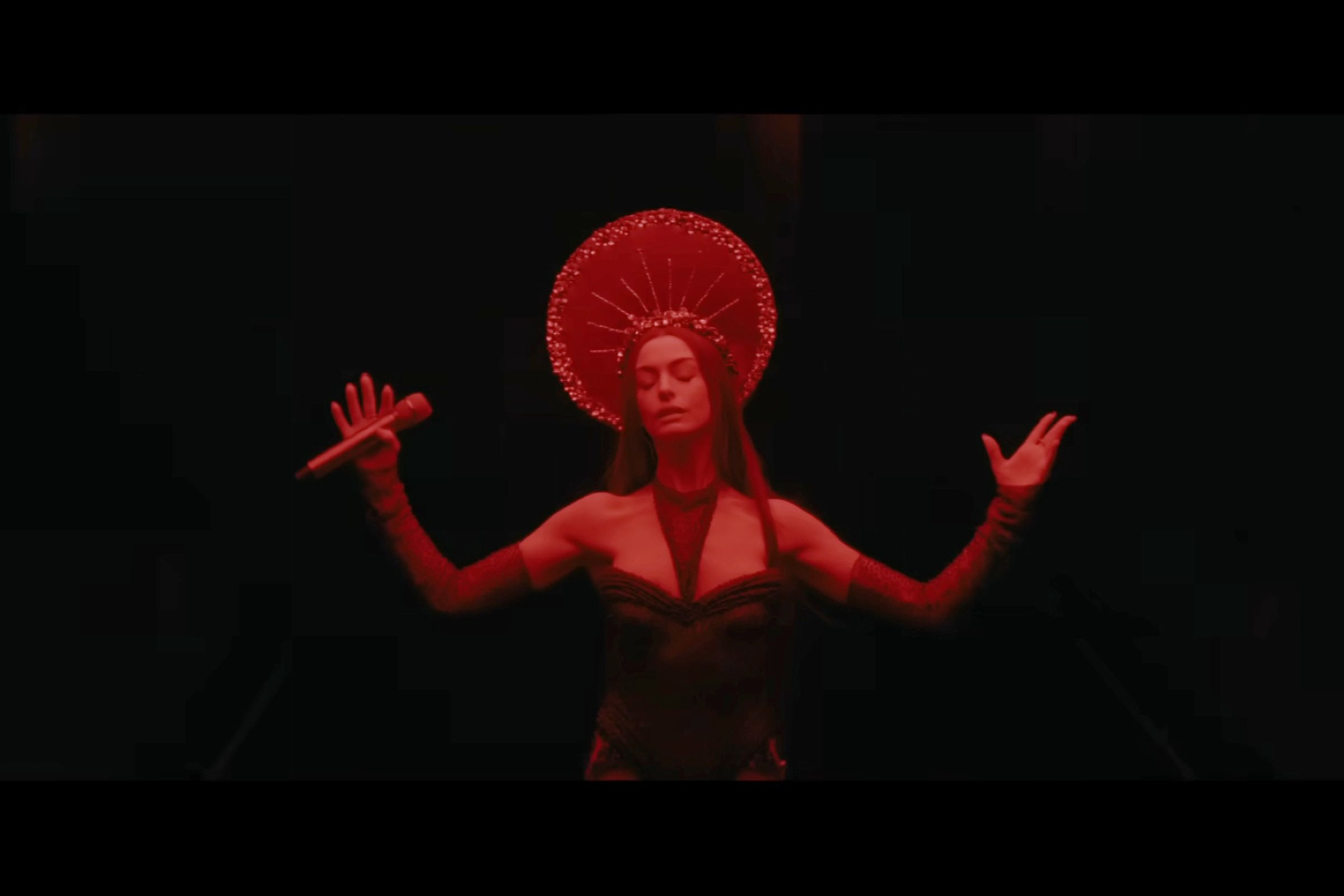 女星安海瑟薇在電影《魅影巨星》飾演傳奇流行巨星「聖母瑪莉」。(采昌國際多媒體提供)