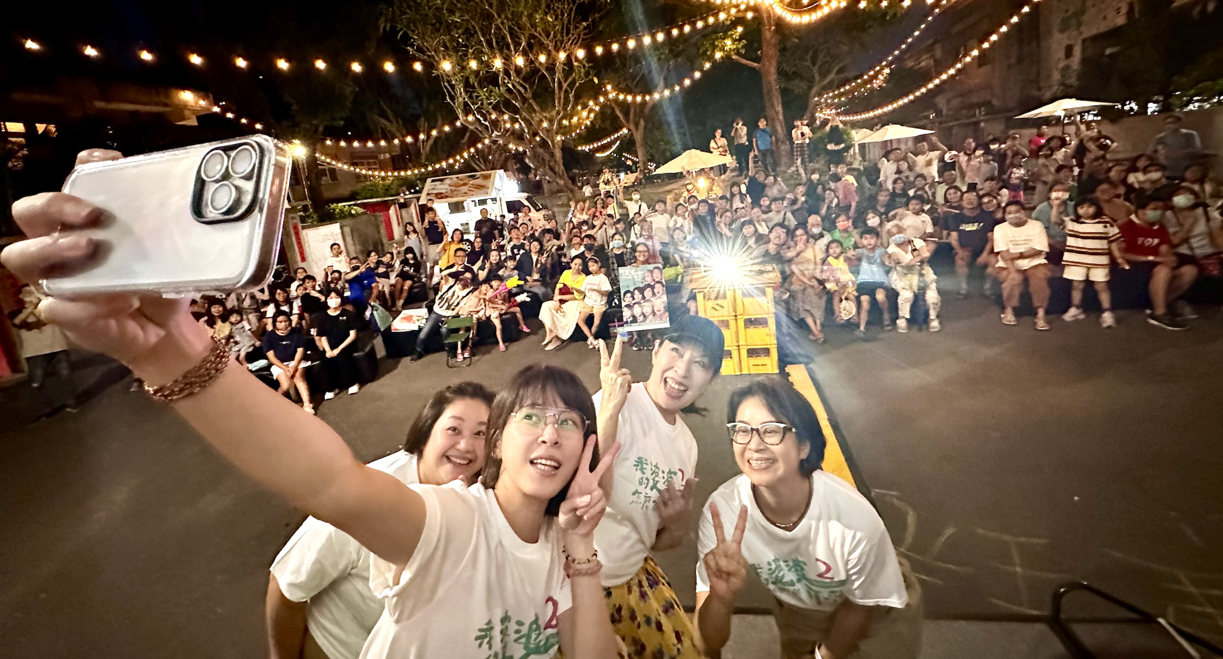 鍾欣凌（左起）、蘇晏霈、丁也恬與製作人陳慧玲在星光影院與觀眾度過母親節。（公視提供）