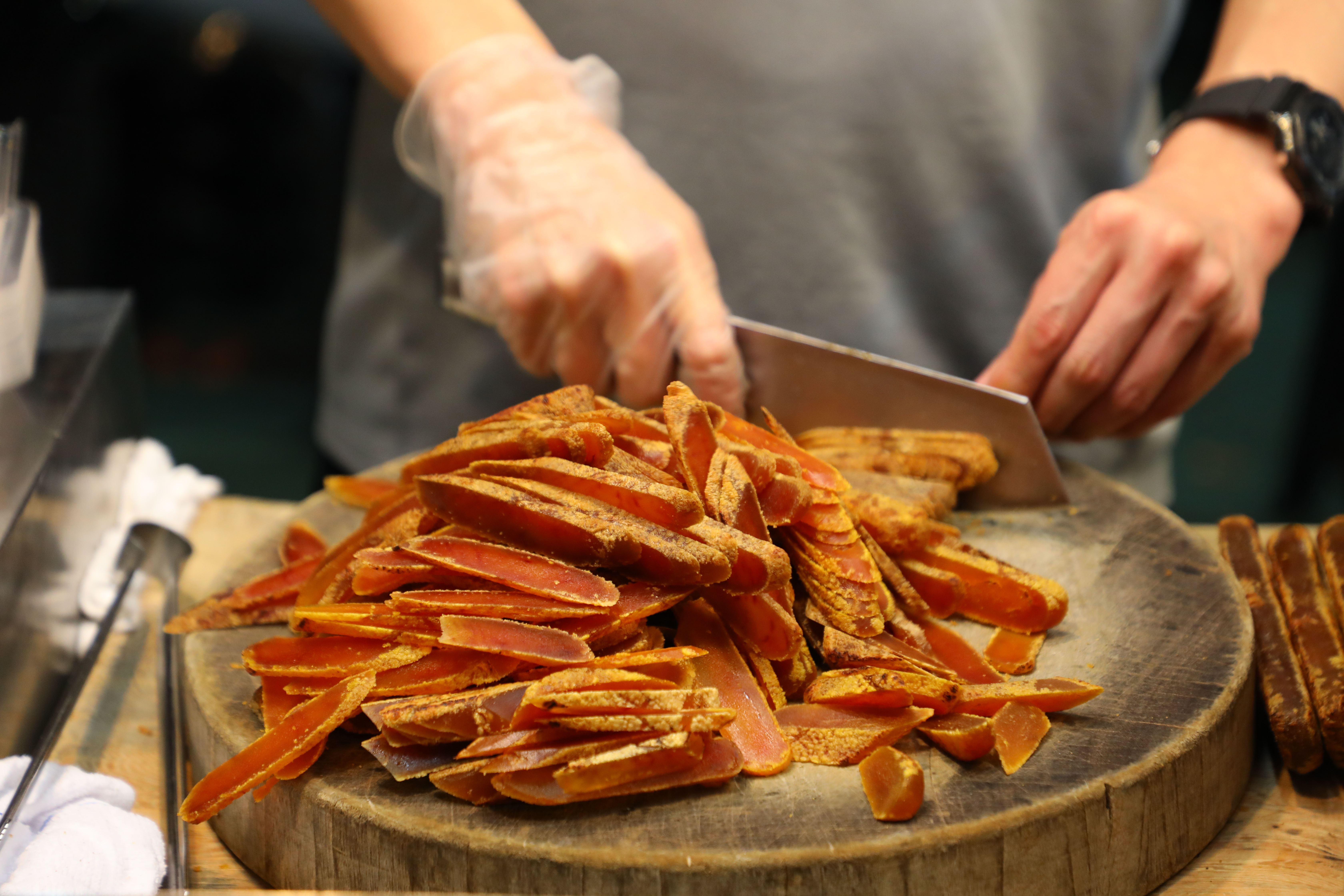 在六合觀光夜市能吃到各種鹹甜口味的小吃，高雄市長陳其邁也有他從小吃到大的口袋名單。圖為夜市中的蔡家烏魚子。