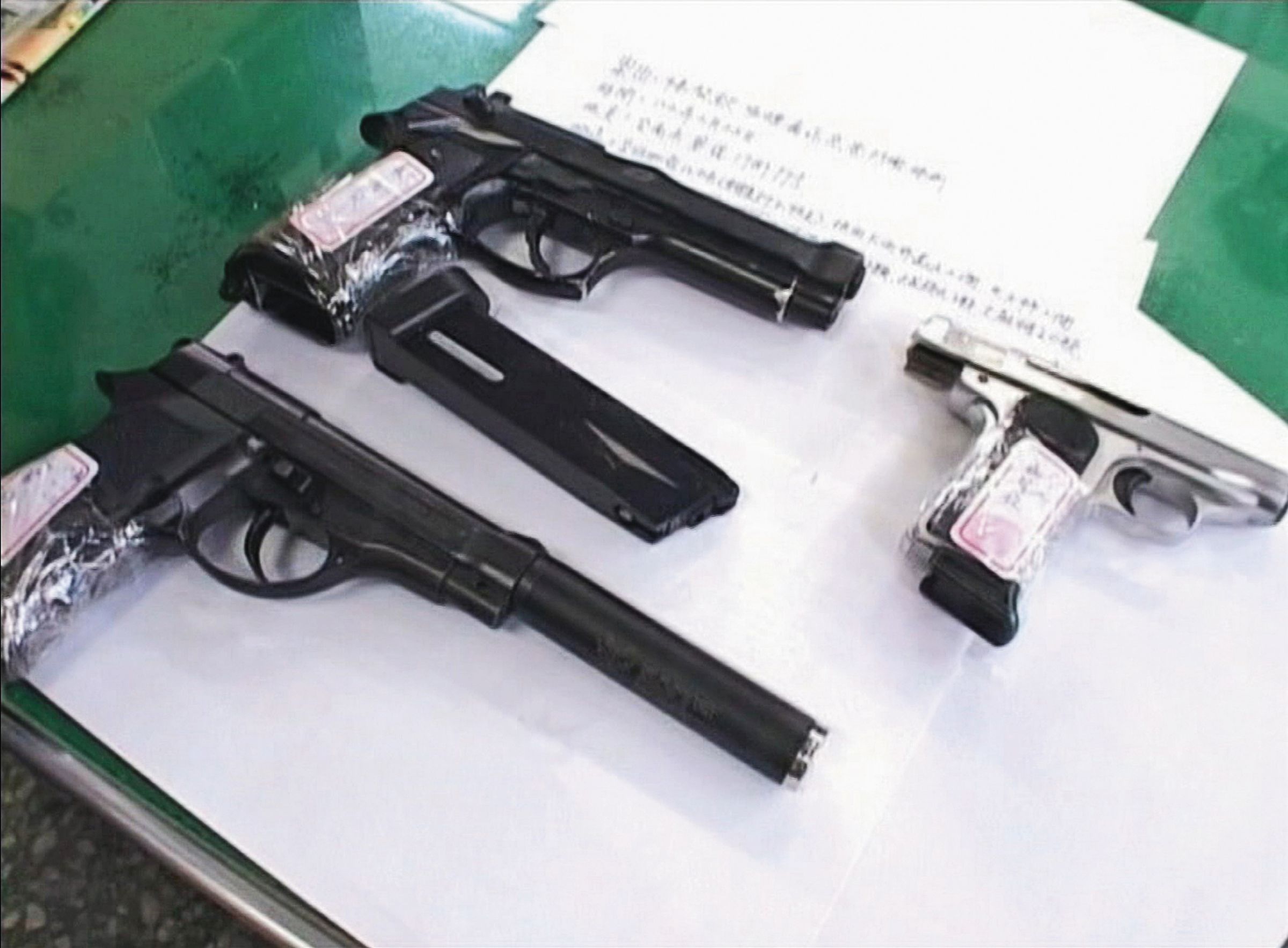 警方搜索黃女與楊男的租屋處，當場查扣改造手槍。（東森新聞提供）