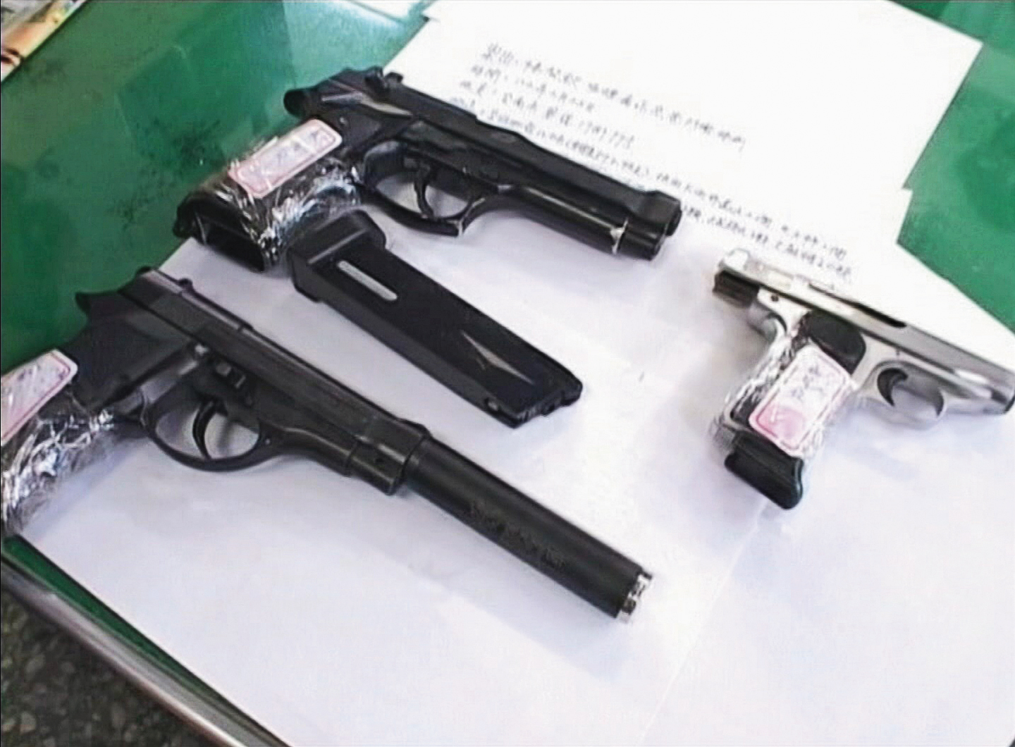 警方搜索黃女與楊男的租屋處,當場查扣改造手槍。(東森新聞提供)