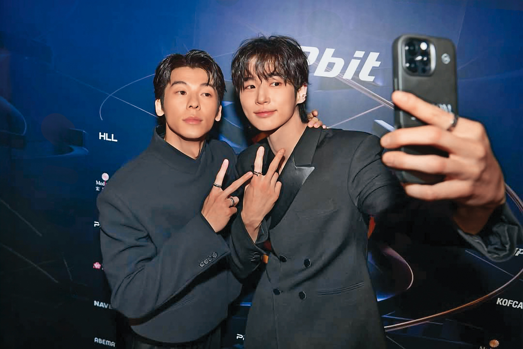 許光漢（左）一臉享受同框邊佑錫（右），合理懷疑有什麼「男」言之癮…（翻攝自許光漢IG）