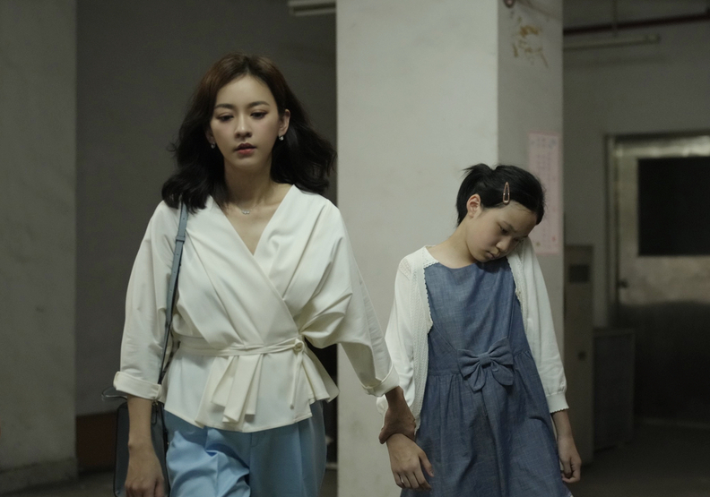 林品彤演繹電影《小曉》中的女主角小曉，肢體因緊張而呈現聳肩歪脖子的狀態。（CATCHPLAY提供）