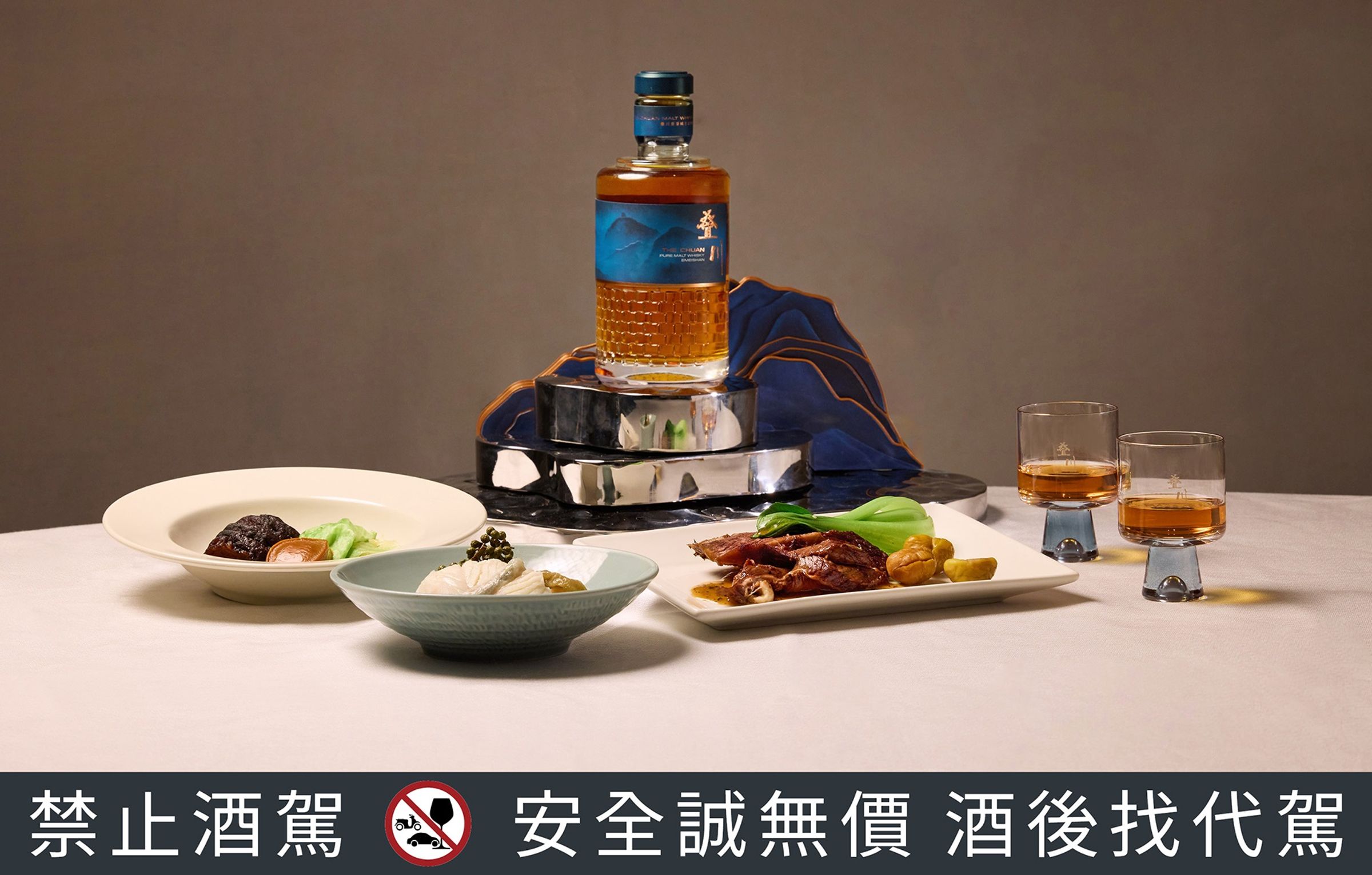 雲錦中餐廳精選粵菜，搭配疊川飽滿層次，演繹細火粵藝，餘韻無窮。