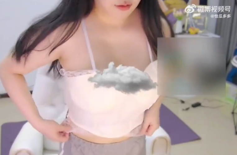 正妹換上其他不合身的衣服,展示上半身好身材。(翻自微博)