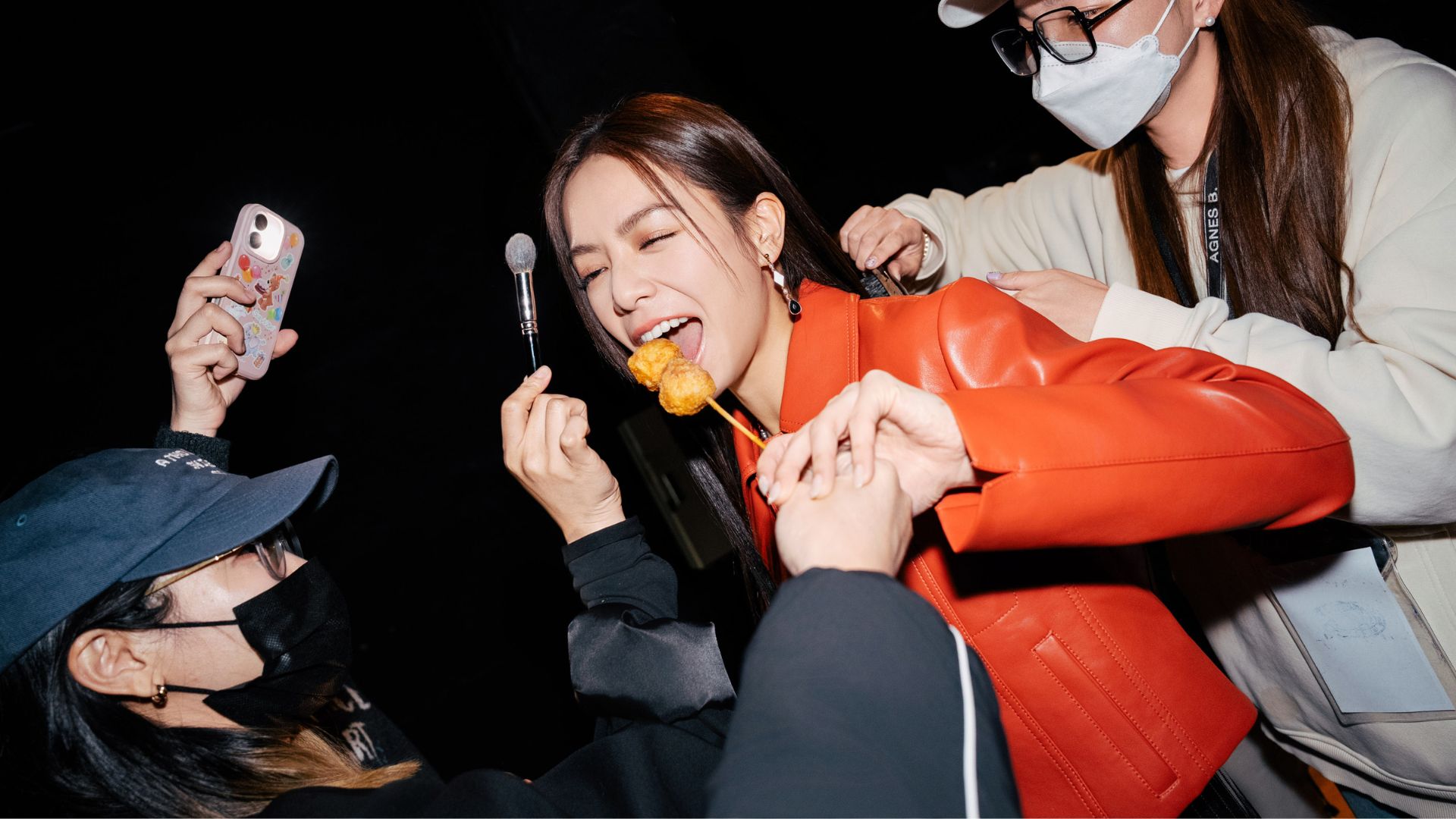 影展形象廣告中有許多宋芸樺個人的真實經驗，例如穿著高跟鞋趕場，以及上場前還在咀嚼食物的窘況。（台北電影節提供）