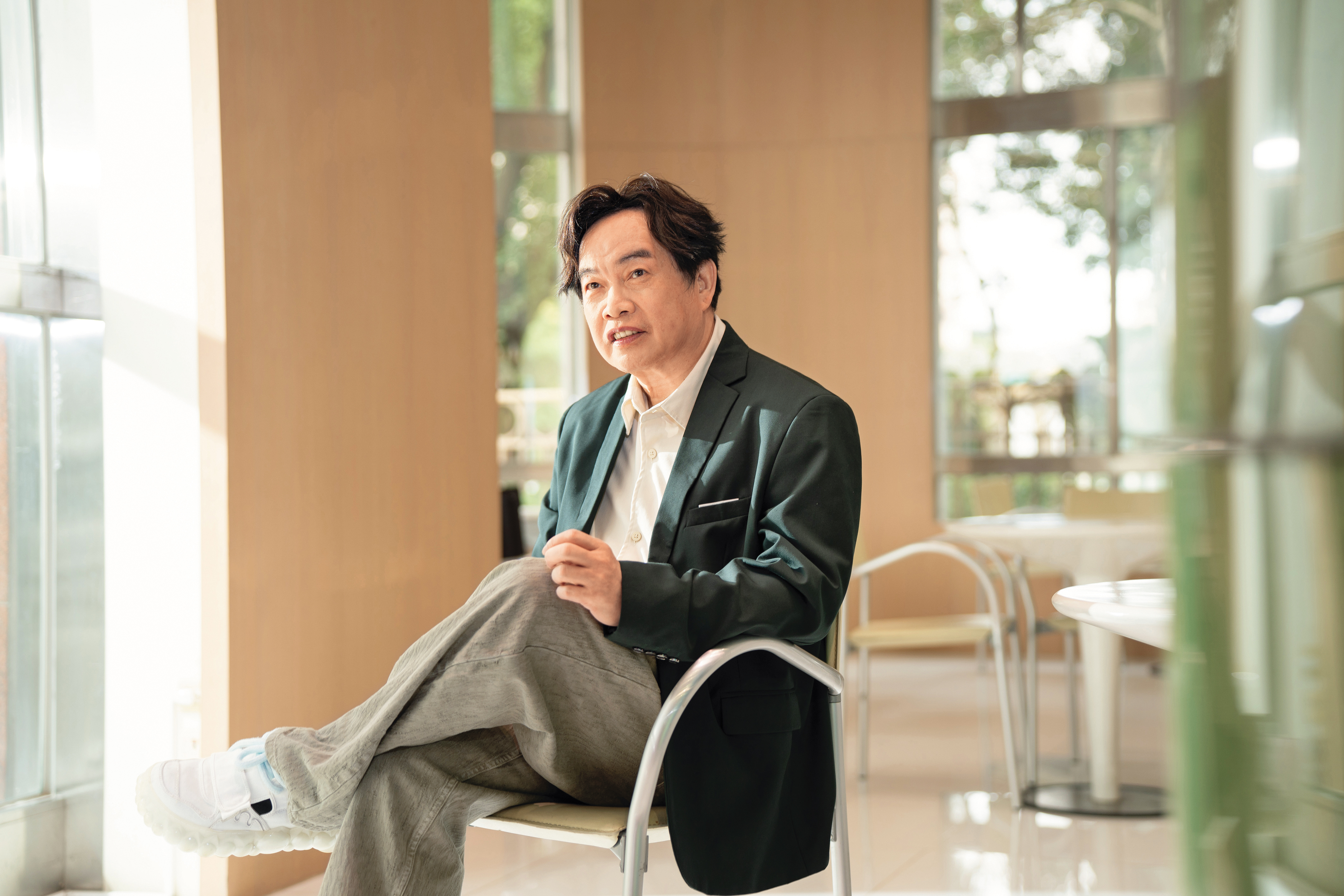 康康身處綜藝圈插科打諢多年，但私底下講人情重細節，他不把利益看得那麼高，知足常樂。