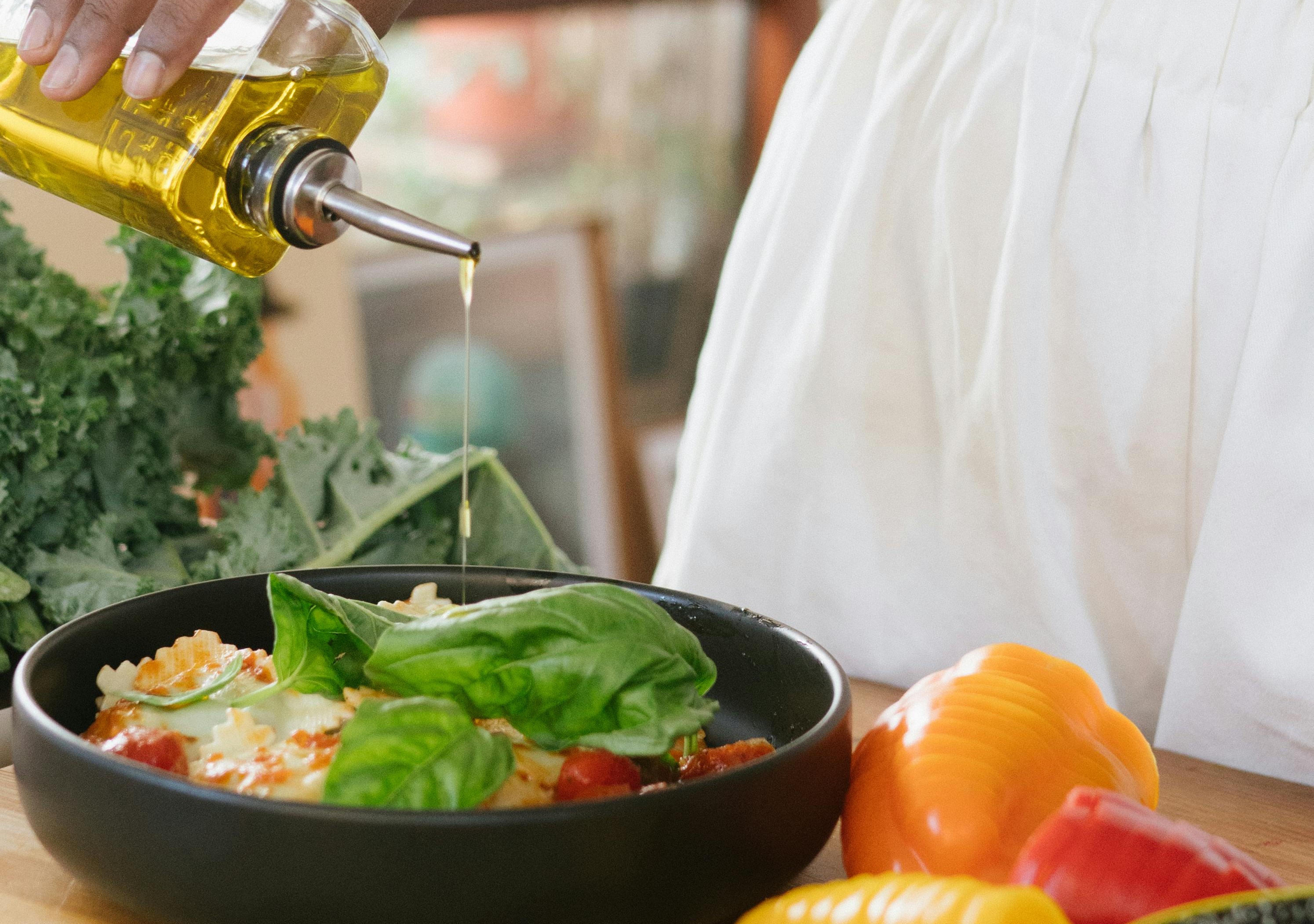 營養師建議，橄欖油、苦茶油、酪梨油與堅果油是居家烹飪的健康選擇。（示意圖／pexels）