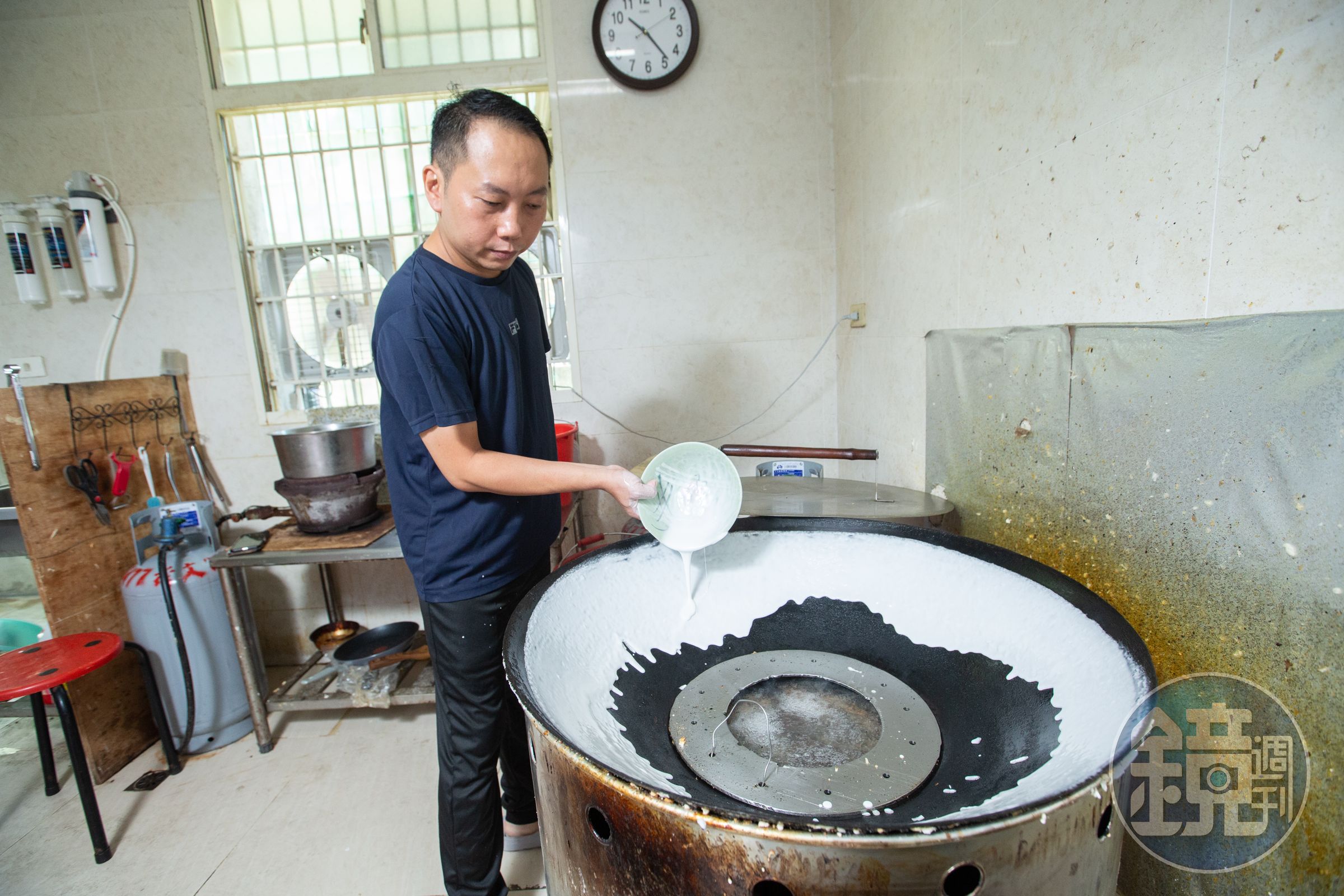 唐茂檳花了2年才學會製作鼎邊趖，用白蘿蔔蘸香油抹鍋後淋入調好的在來米漿，動作得快、穩、準。