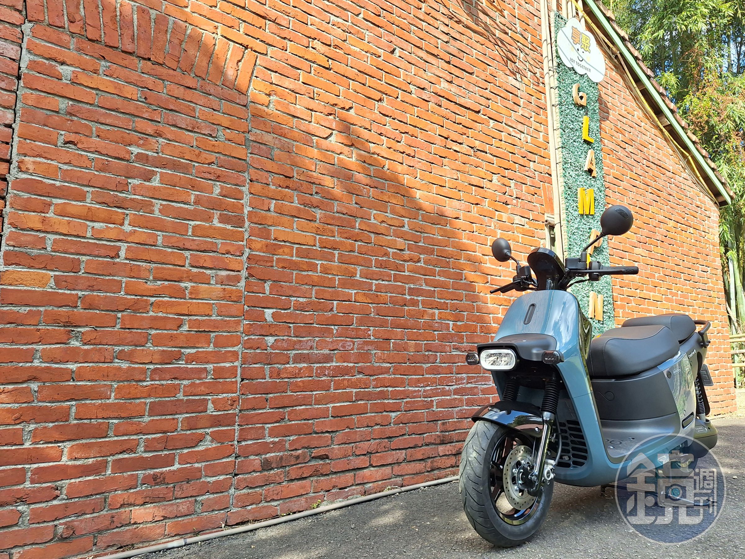 Gogoro CrossOver 的外型設計非常吸引眼球。俐落的線條和戰術功能風格不僅顯得獨特,也顯得非常實用。全地形車架、四階段寬敞空間和可變座椅等設計,使得這款摩托車能輕鬆應對都會通勤和戶外探險的挑戰。