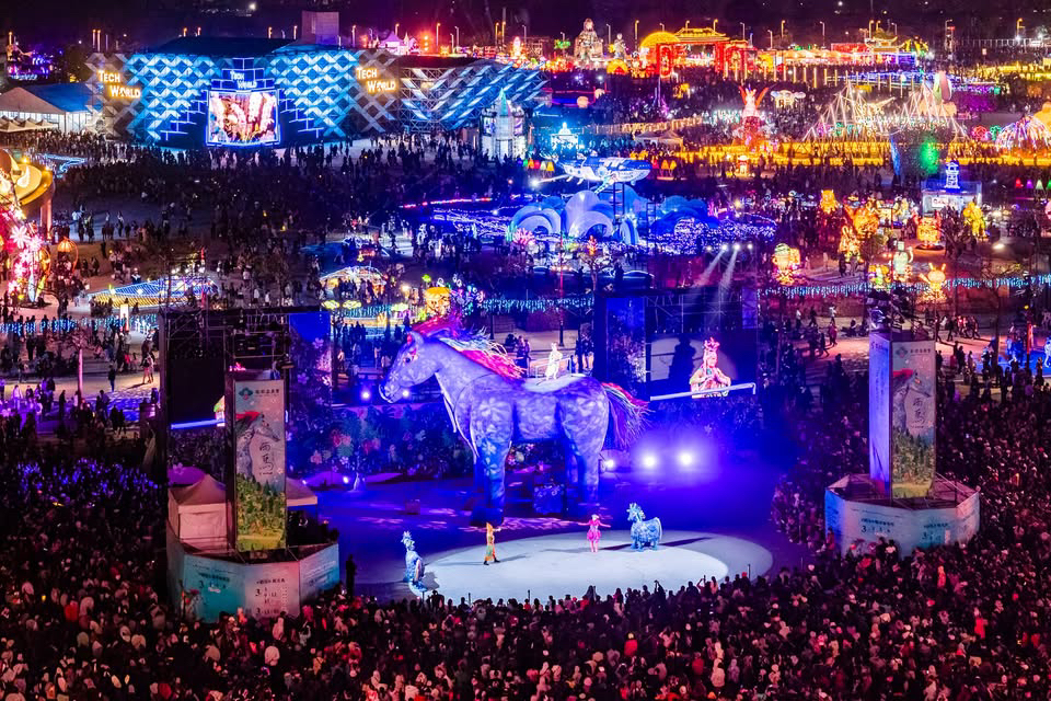 雨馬聳立在臺灣燈會會場，無法忽視它的存在。（紙風車文教基金會提供）