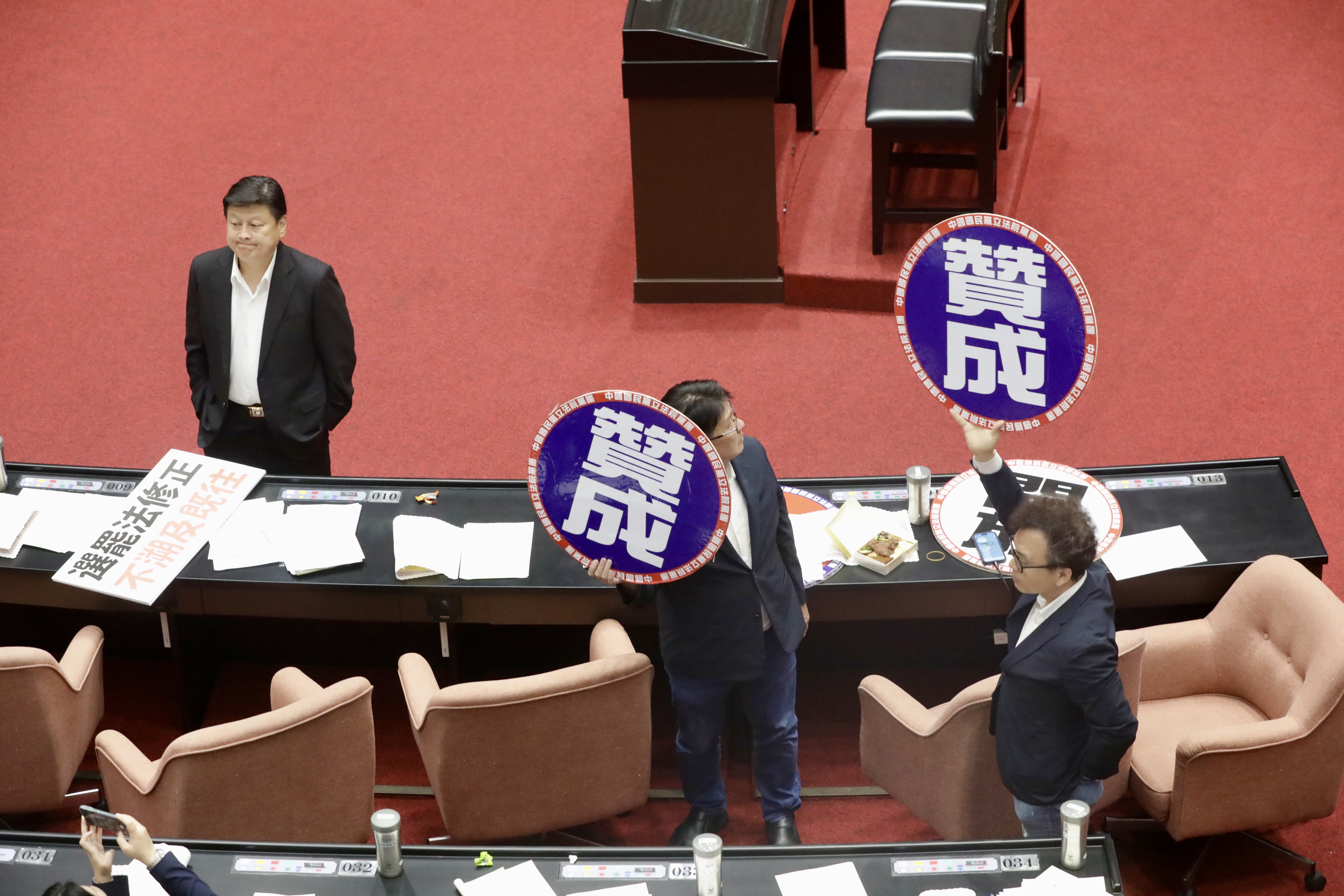 國民黨提出選罷法修正草案,要求連署人需提供身分證正反面影本,提高罷免連署難度。