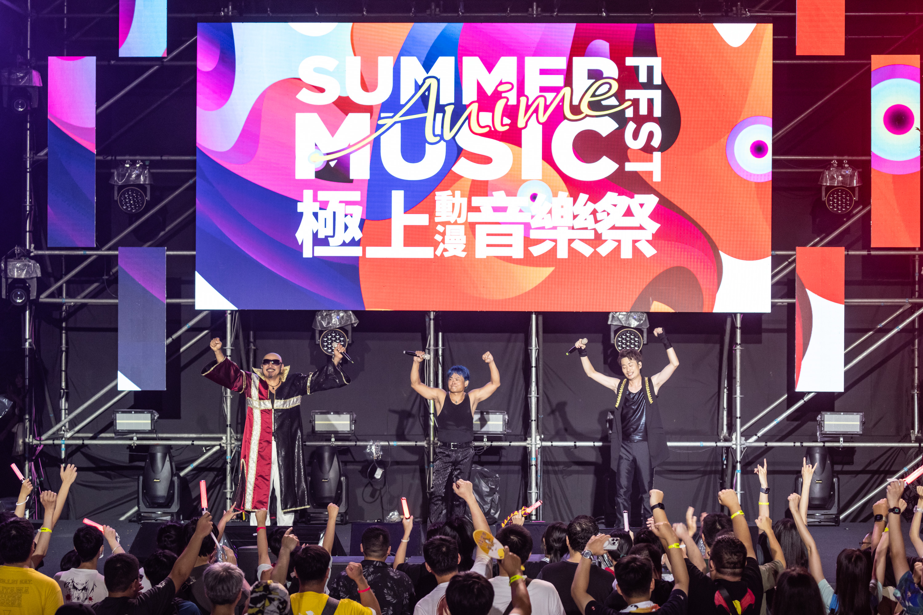 富永TOMMY弘明（左起）、橋本仁、ハセガワダイスケ（長谷川大輔）合作熱唱《JoJo的奇妙冒險》動畫版歌曲。（POYE INTERNATIONAL提供）