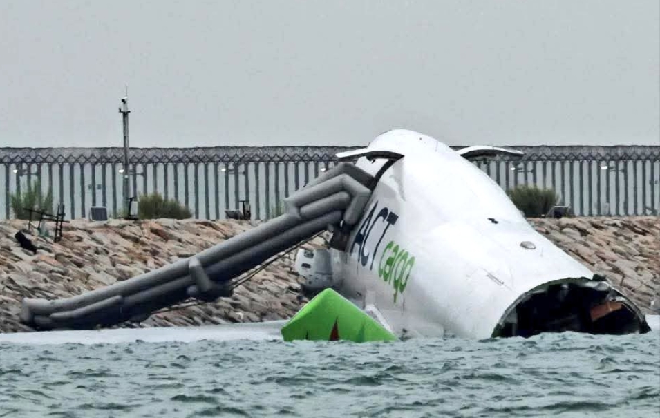 阿聯酋航空貨機降落香港機場時疑偏離跑道，部分機身滑入海中，逃生梯也彈出，2名地勤人員不幸罹難。（翻攝自X / The Informant）