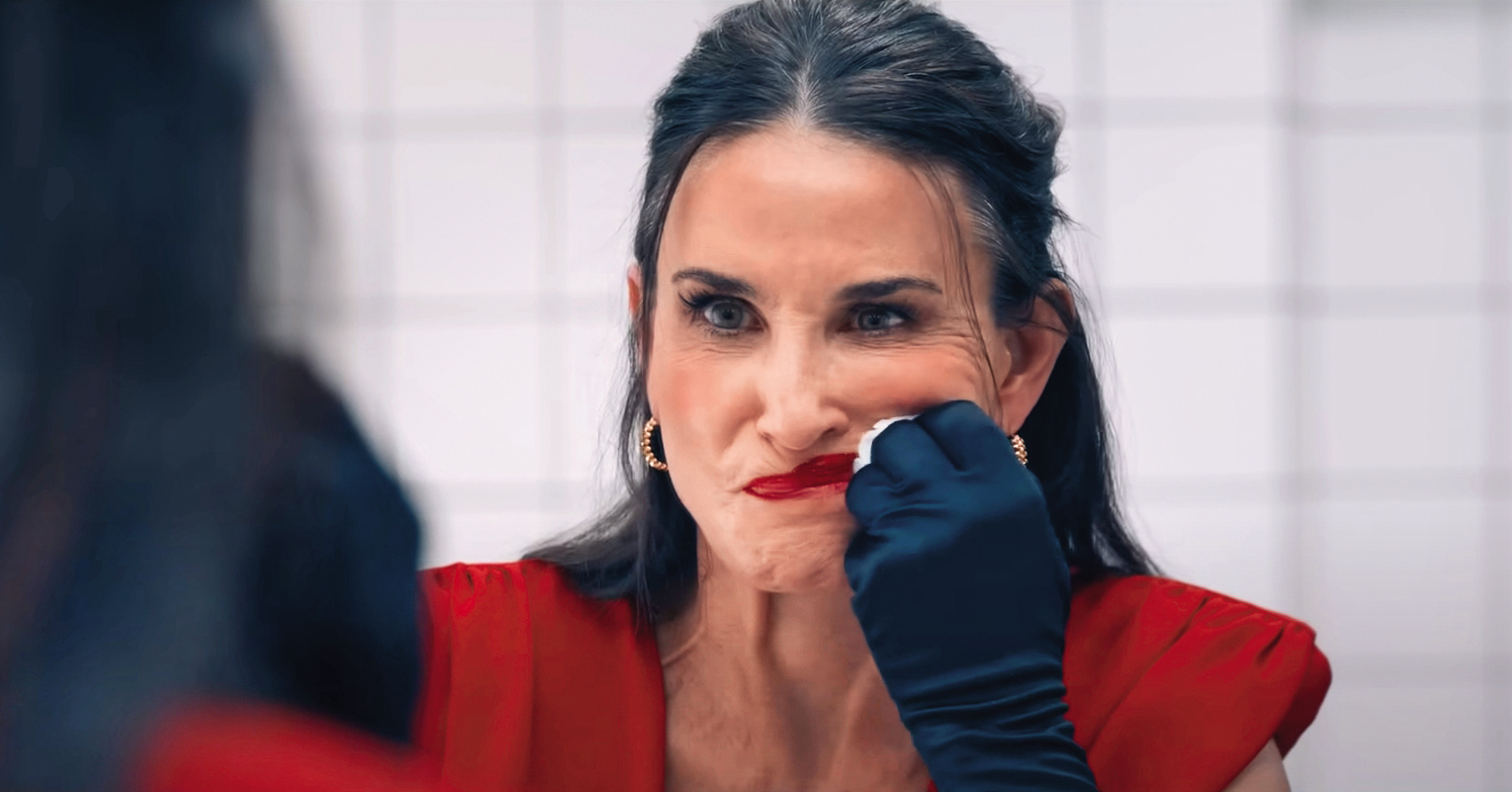 黛咪摩爾扮演有容貌焦慮的過氣明星，走火入魔希望保有青春與美麗，在片中獻出突破性演出。（CATCHPLAY提供）