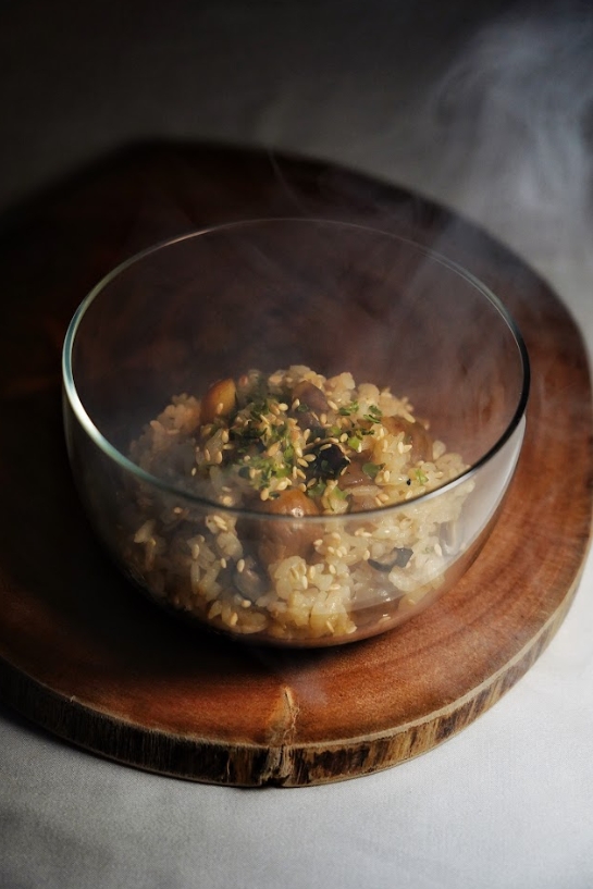 耶誕套餐鹹點是融入西方佳節過後惜食文化發想的亞洲料理「栗香煙炊」，能嘗到栗子、煙燻野菇等時令食材。（套餐1,680元／份）（LANDED提供）